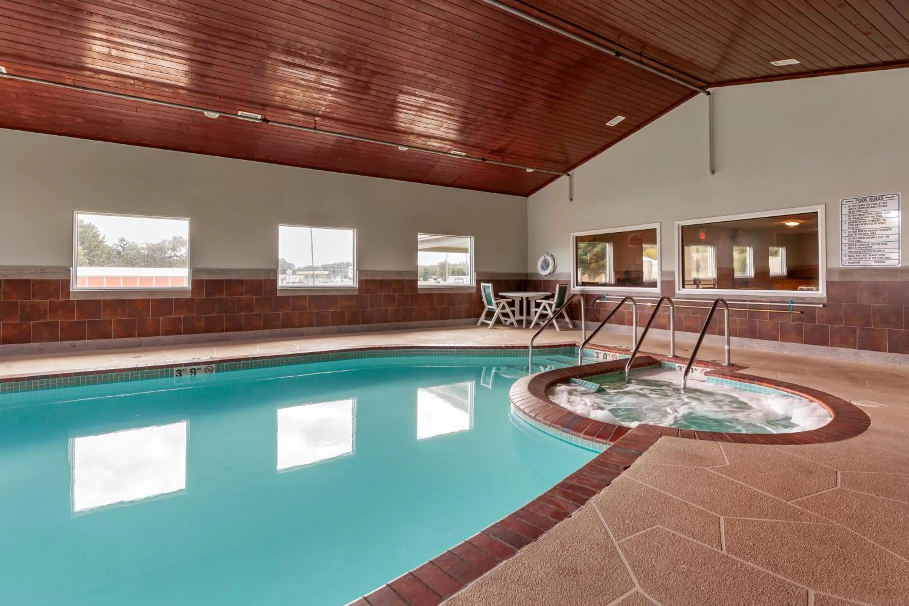 Swimming pool in Quality Inn Redgranite