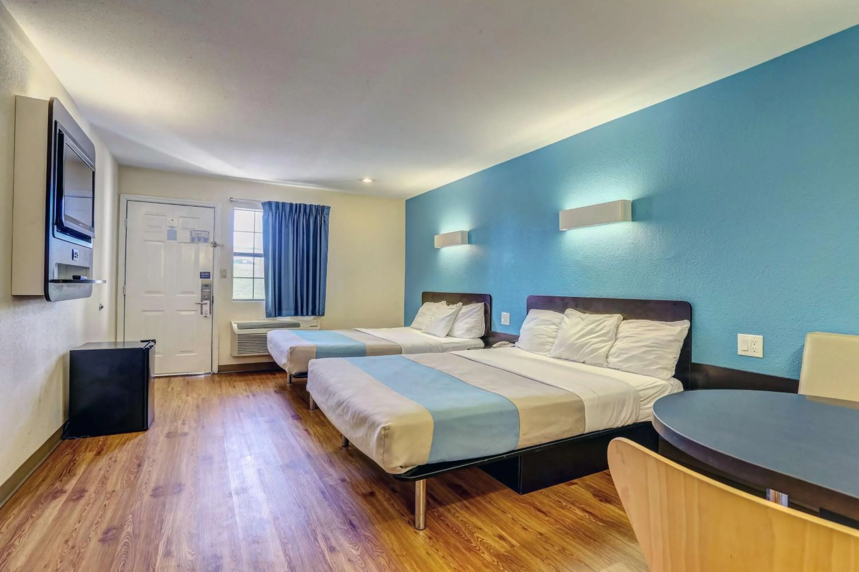 Photo of the whole room, Bed in Motel 6-Dickson, TN