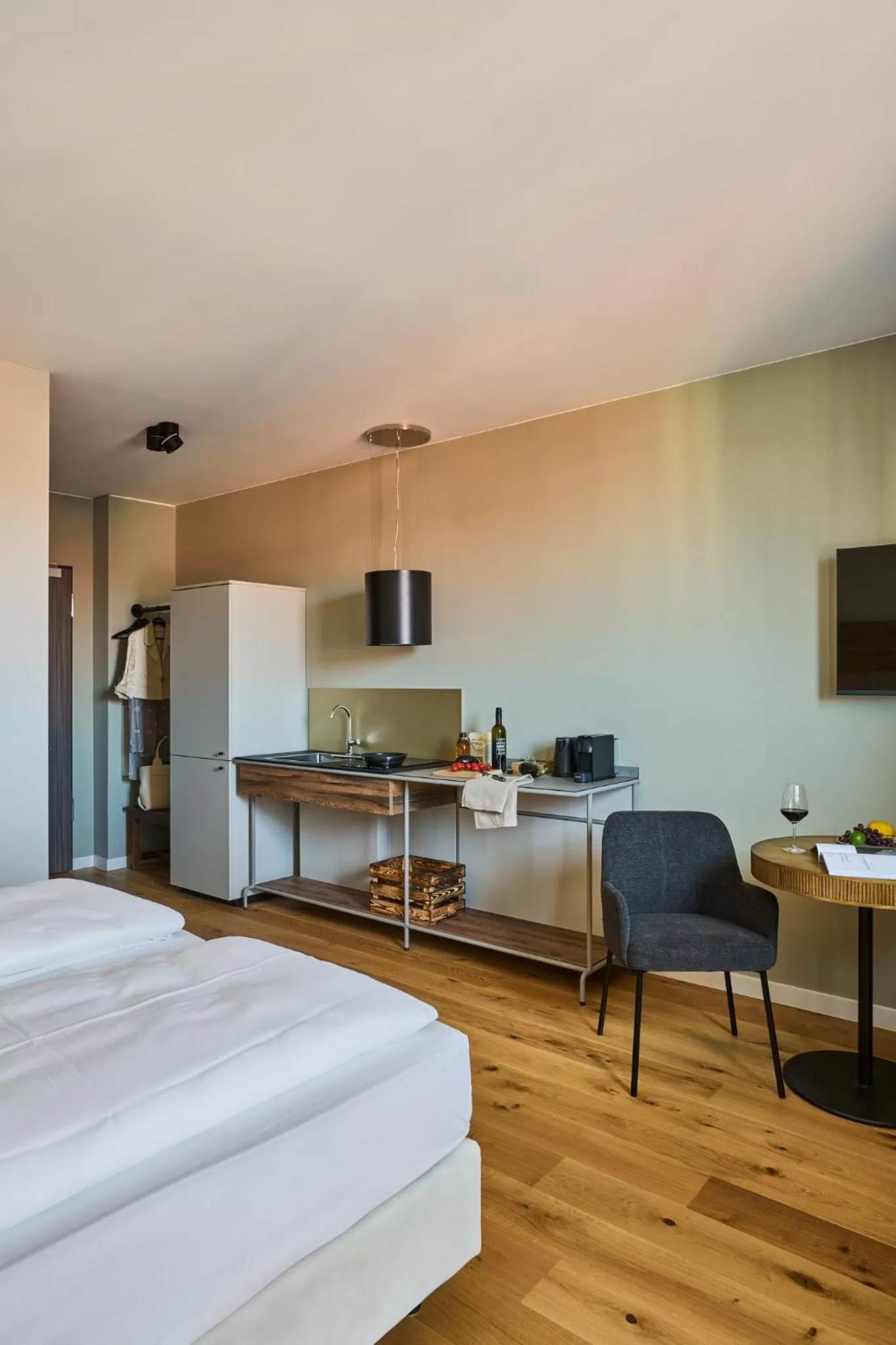 Kitchen or kitchenette, Bed in FREIgeist Homes - Serviced Apartments