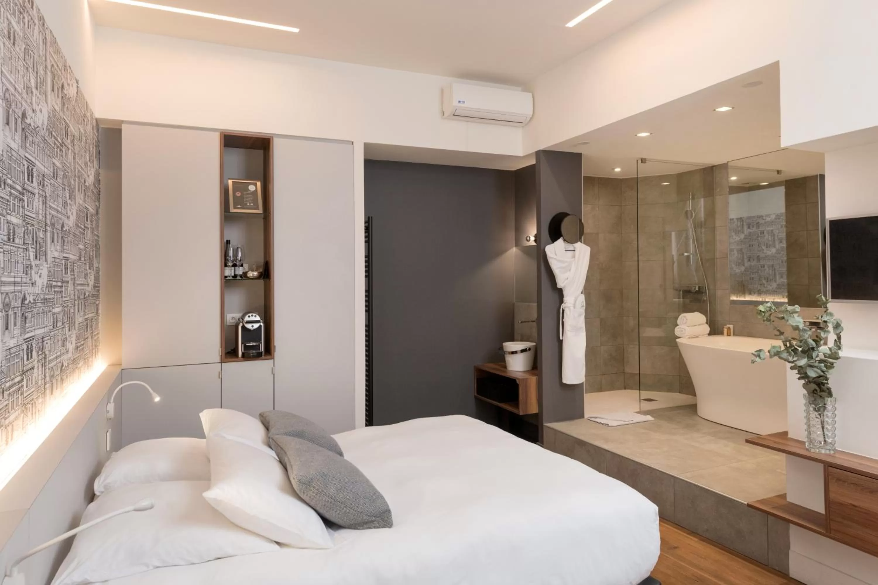 Shower, Bed in MiHotel Bizolon