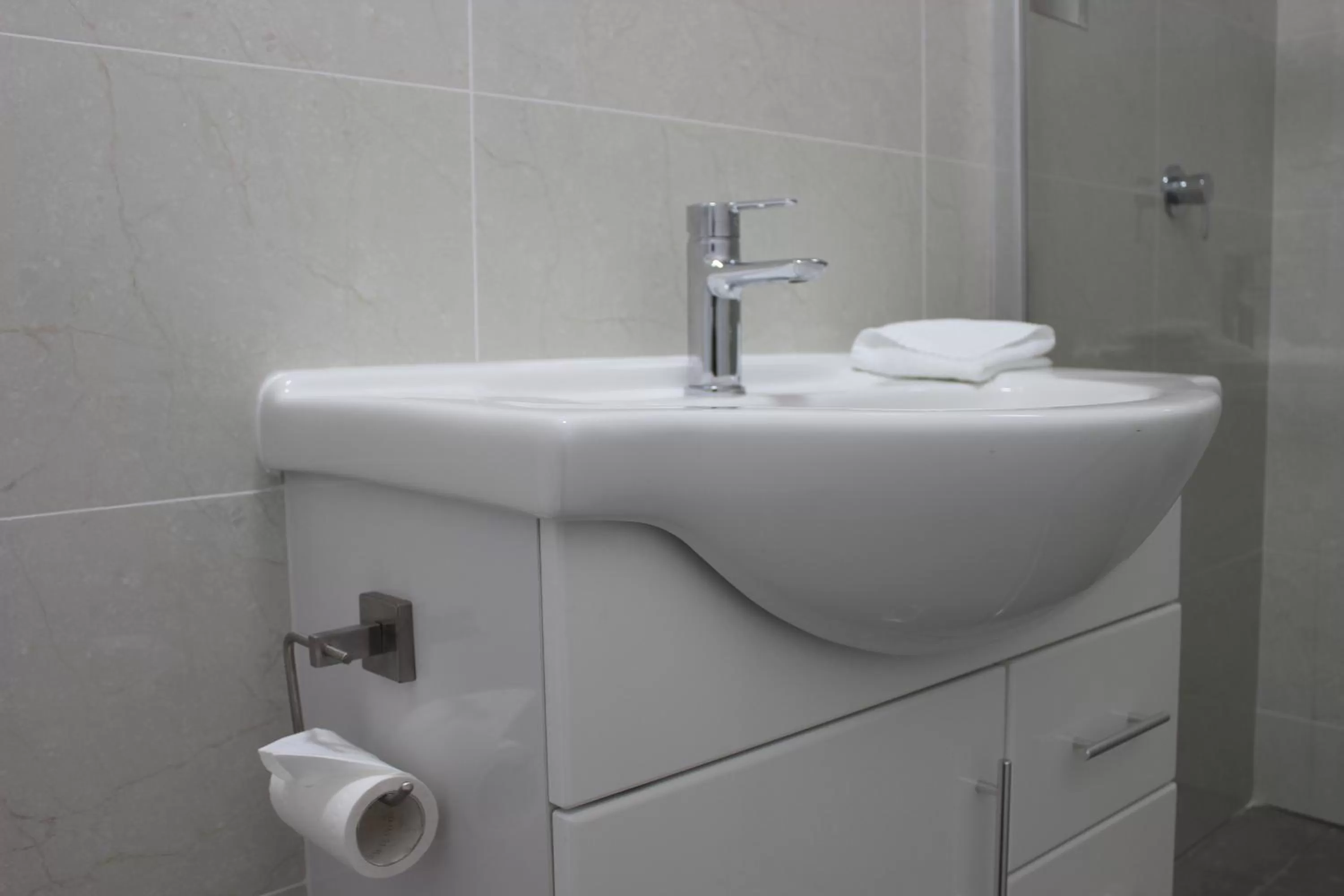 Bathroom in High Mountains Motor Inn