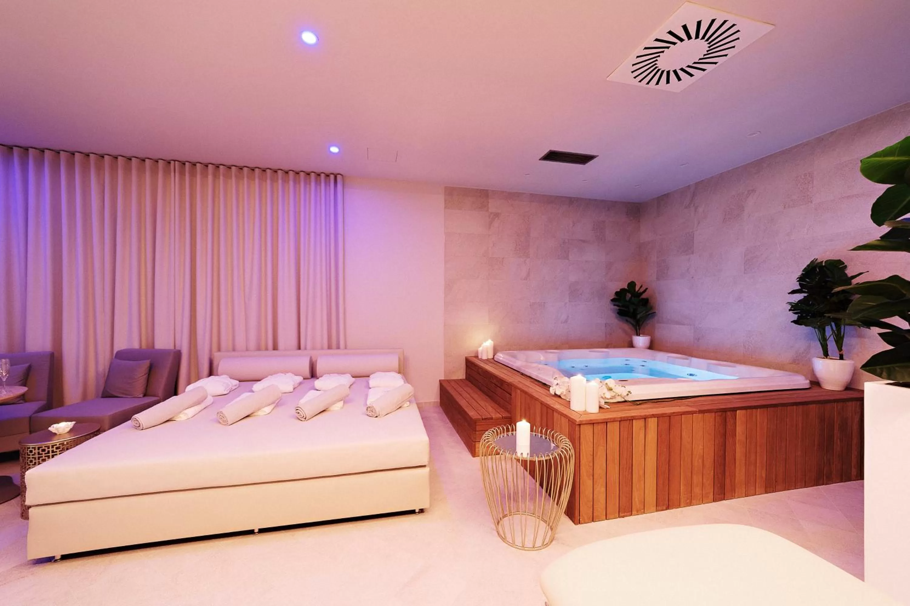 Massage, Bed in Bled Rose Hotel