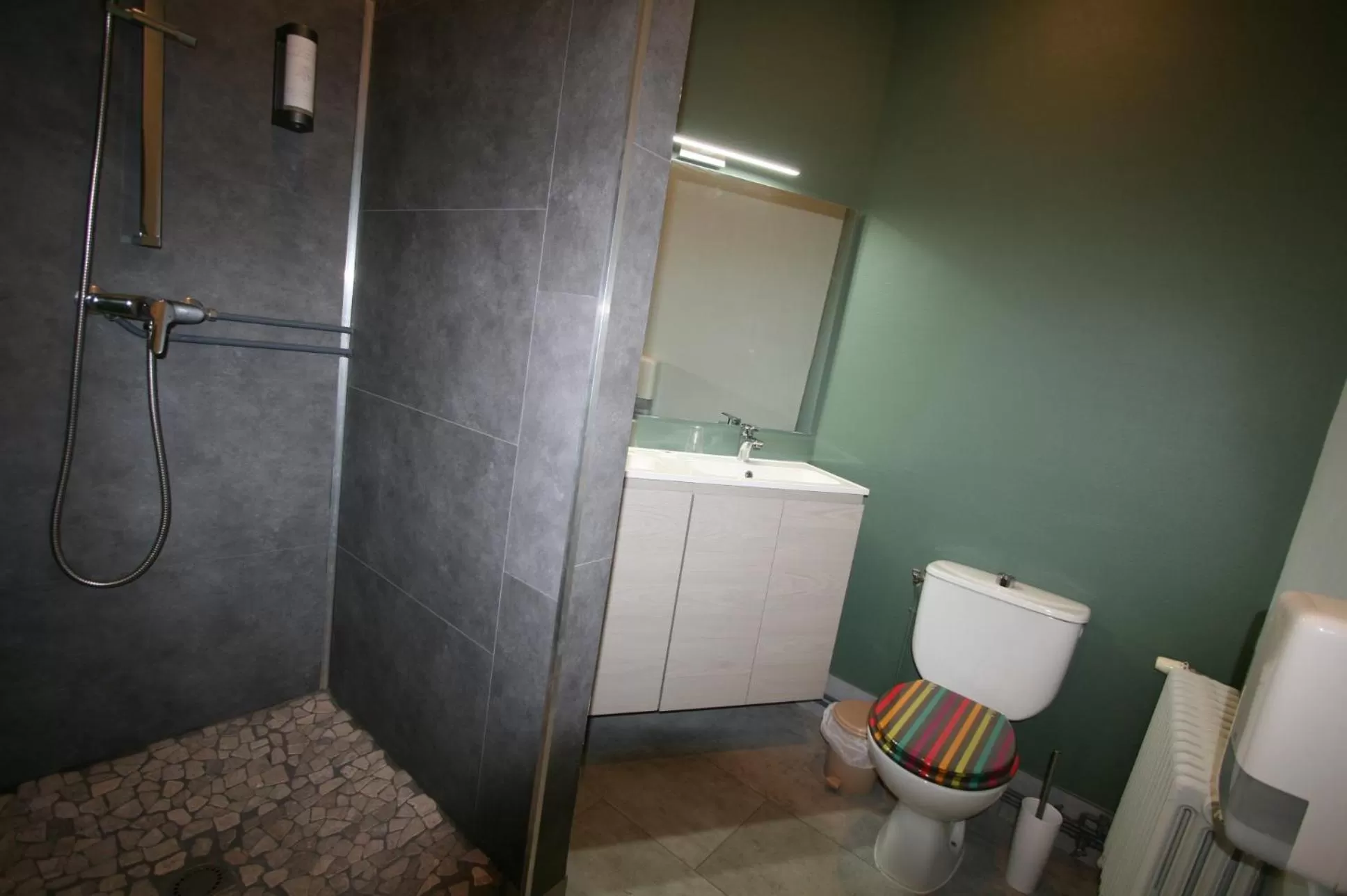 Bathroom in Hôtel Le Picardy