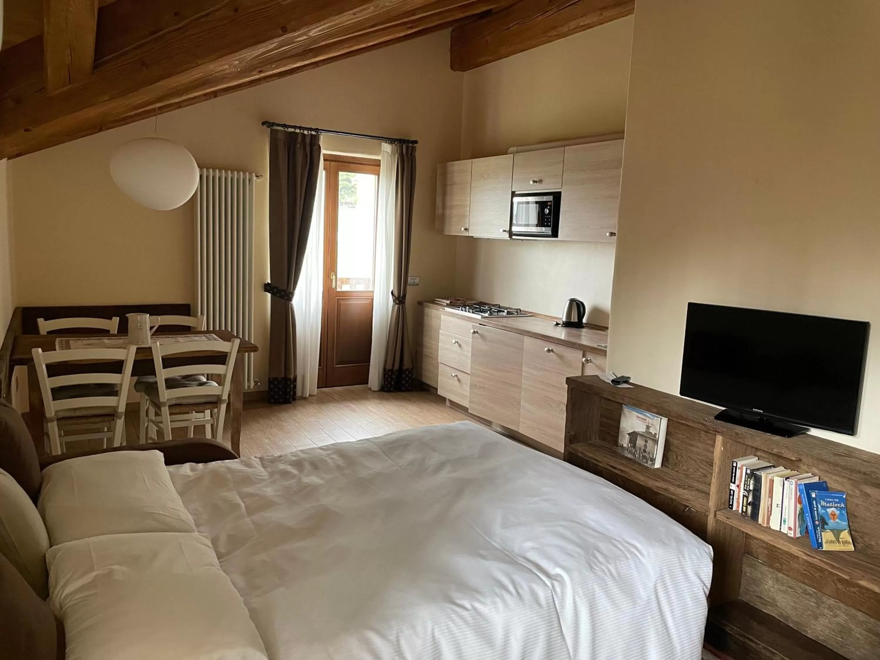 Seating area, Bed in La Vigne de Papagran