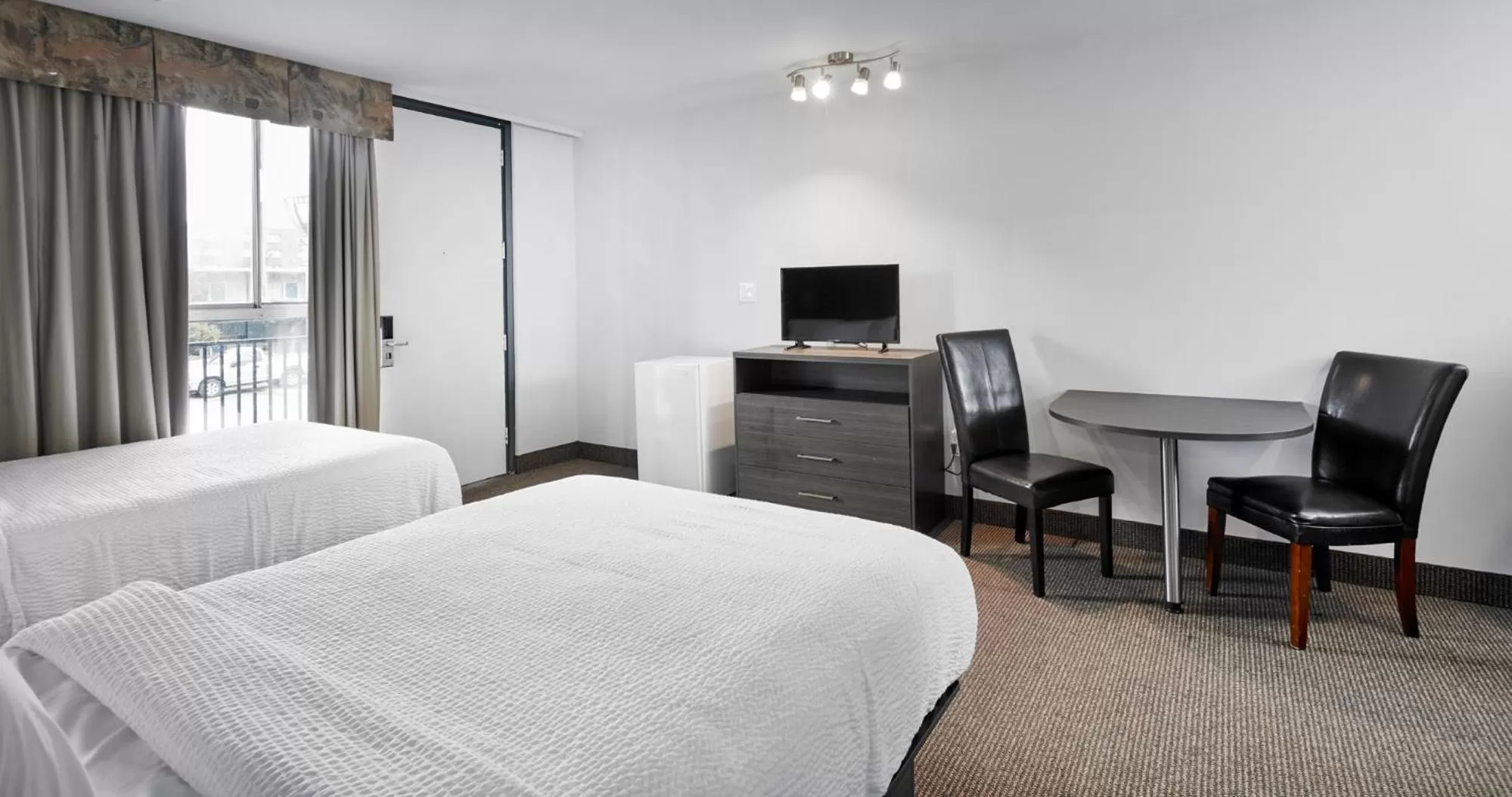 Seating area, Bed in The Falls Hotel & Inn