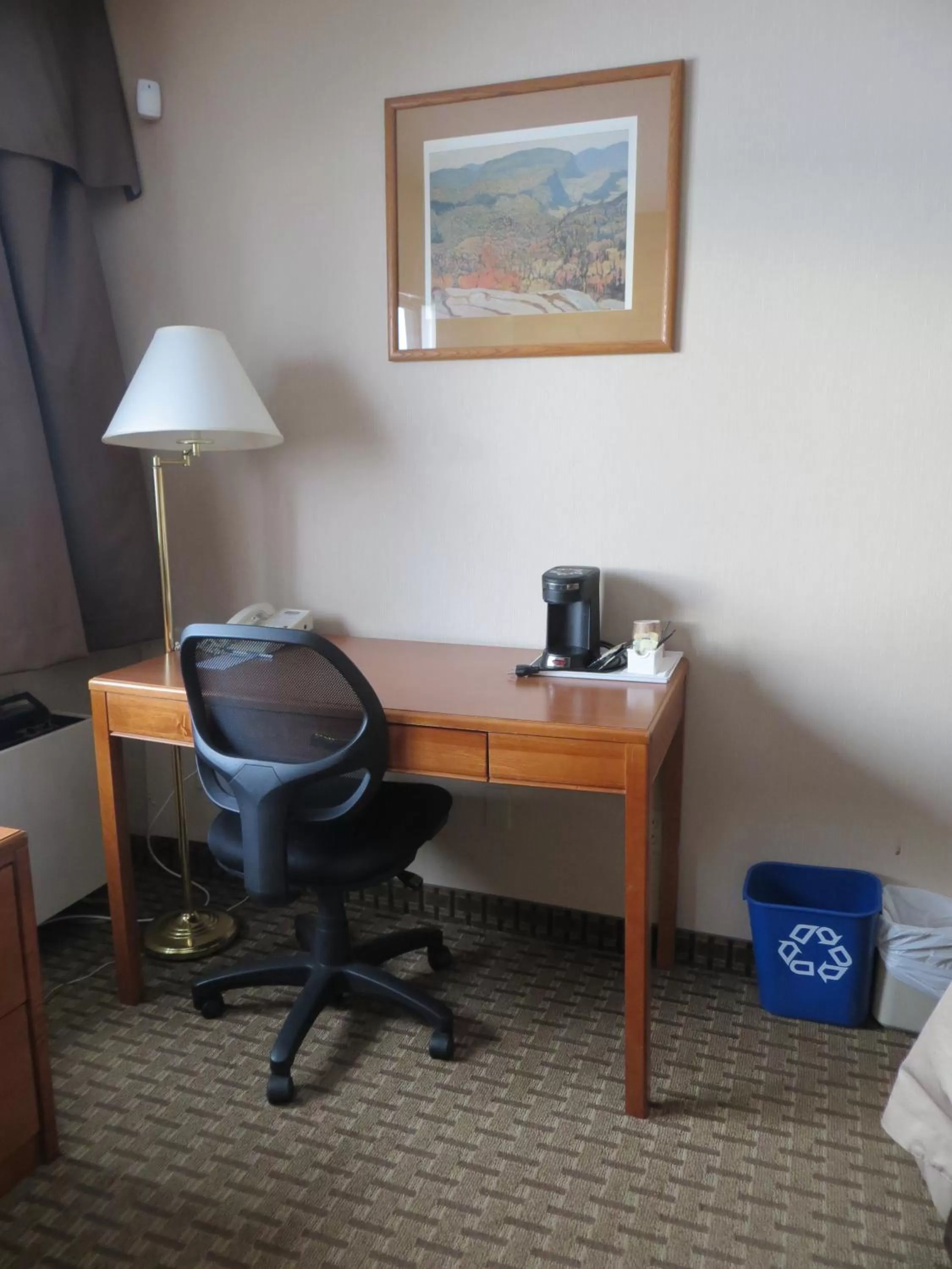Seating area in Travelodge by Wyndham Thunder Bay ON