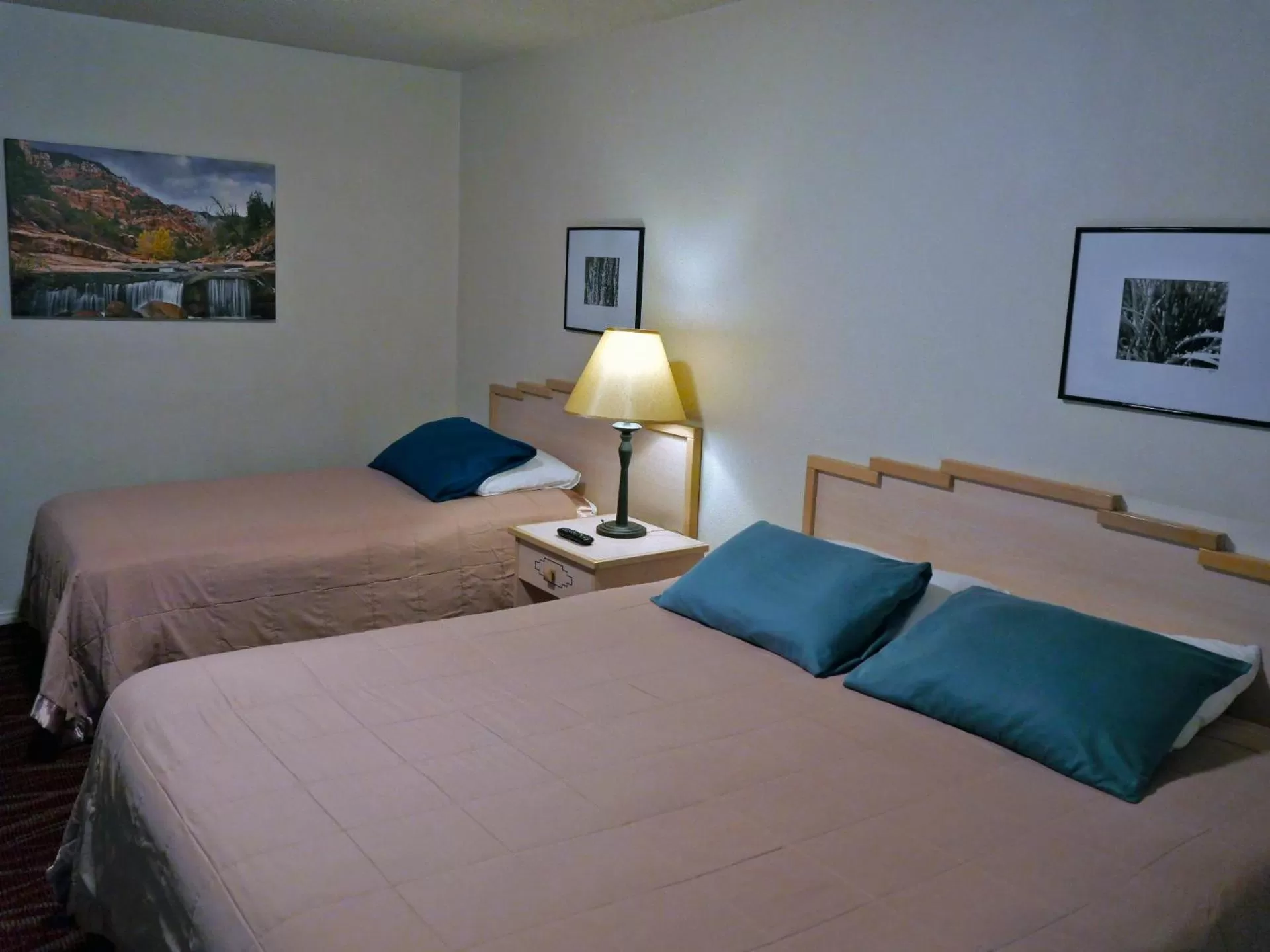 Room with King Bed and Twin Bed in Sugar Loaf Lodge