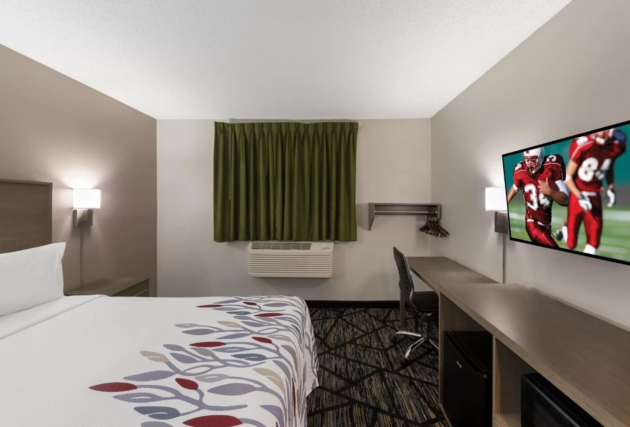 Photo of the whole room, Bed in Red Roof Inn Mansfield