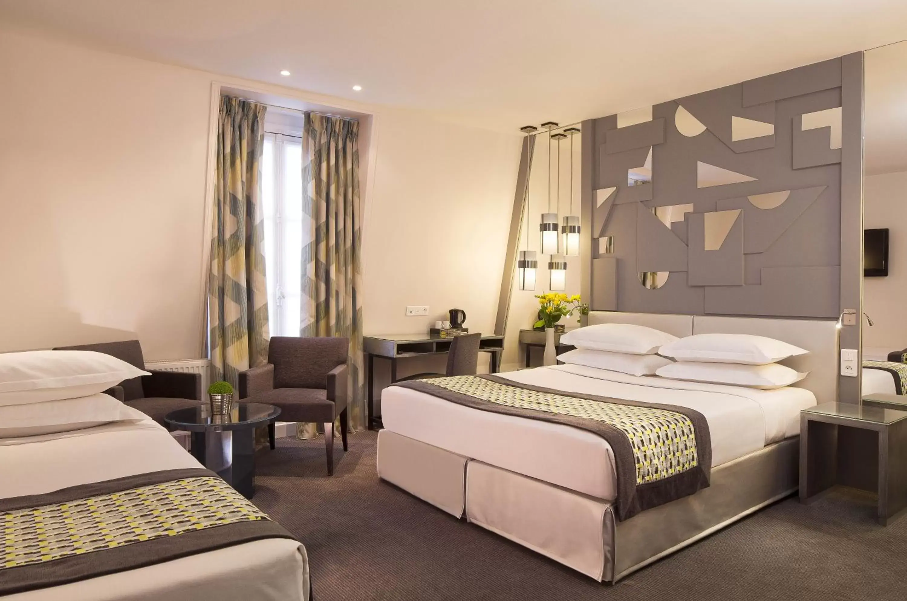 Triple Room in Hôtel A La Villa des Artistes Triple Room in Hôtel A La Villa des Artistes