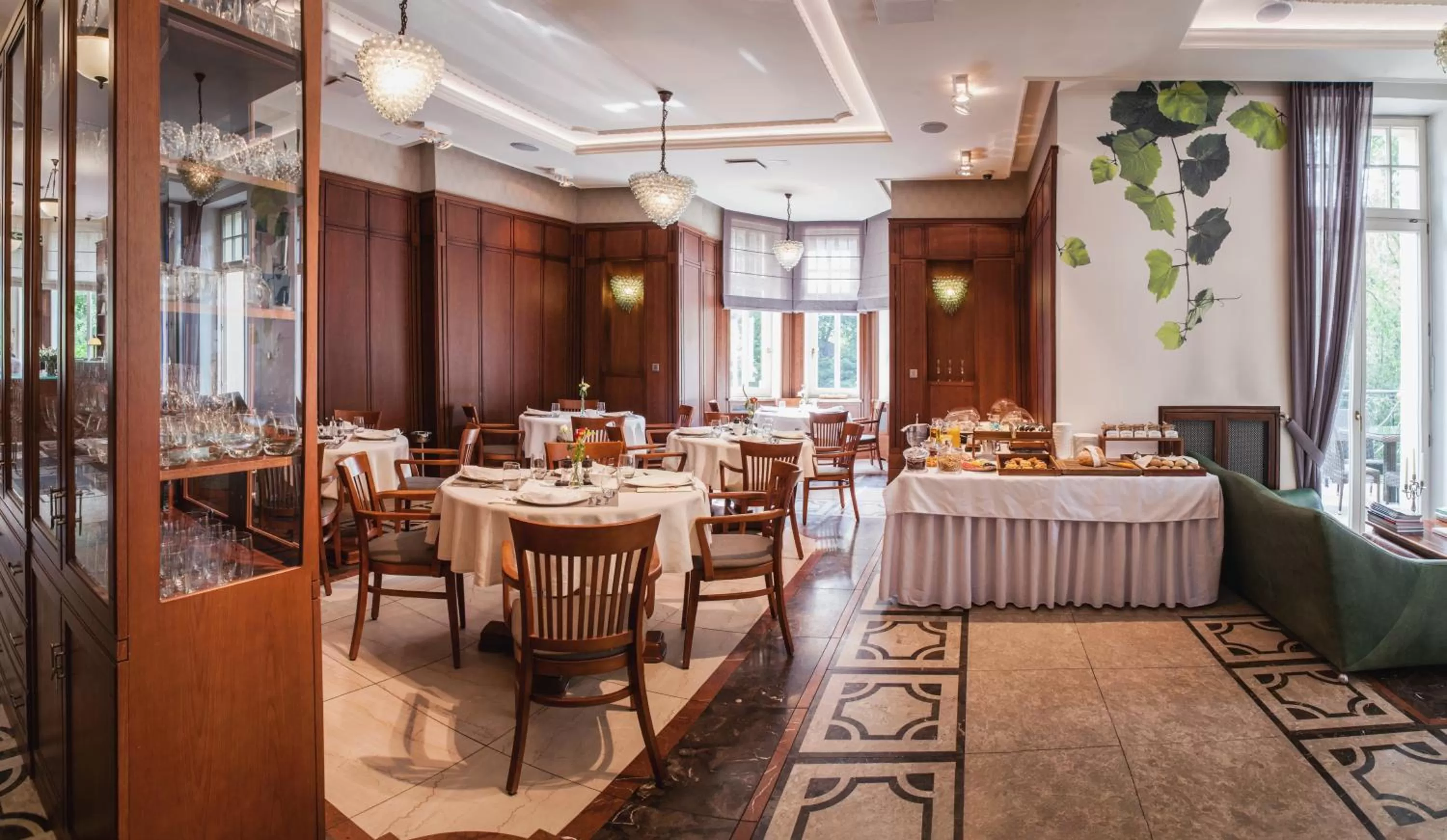 Restaurant/Places to Eat in Grape Hotel