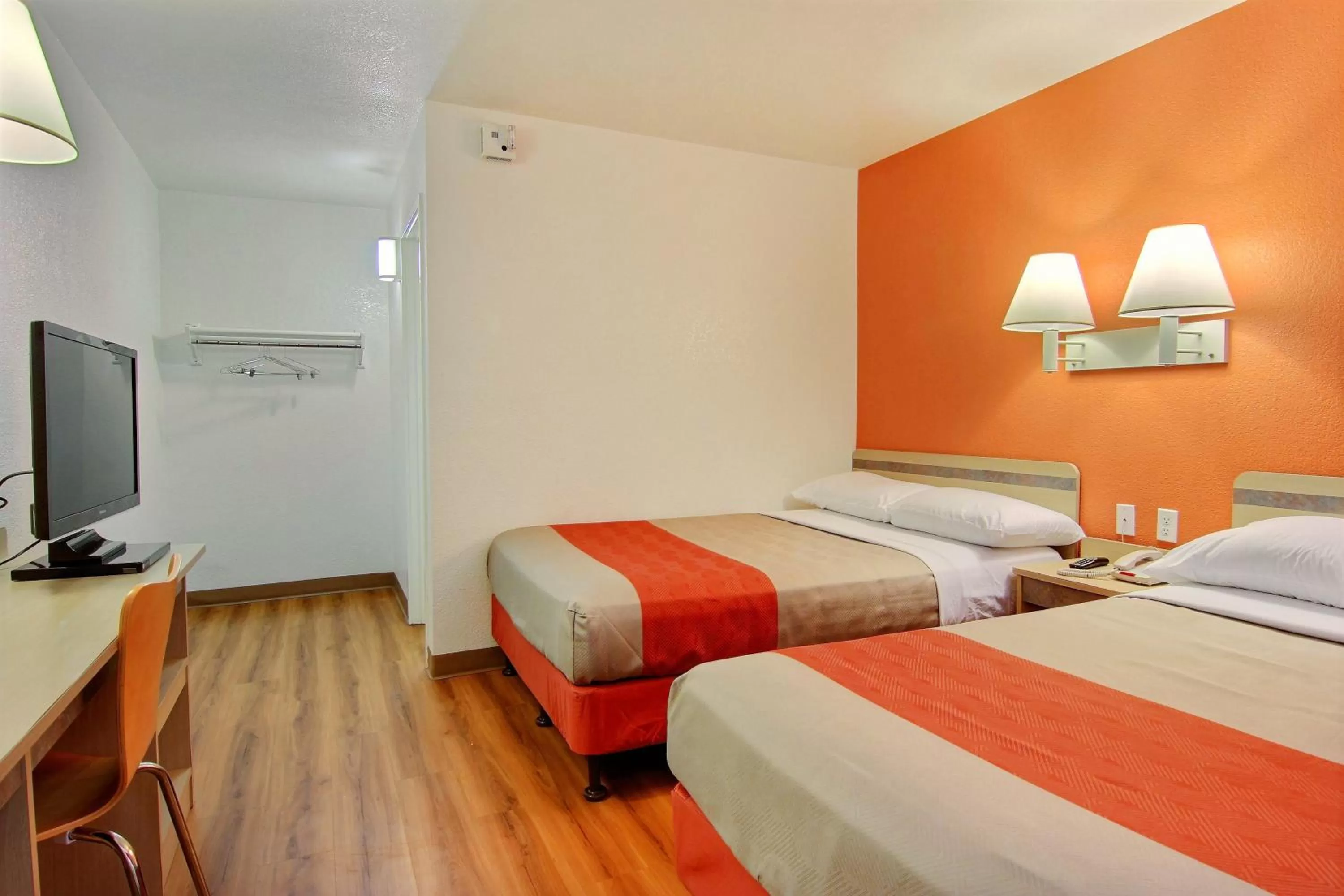 Photo of the whole room, Bed in Motel 6-Kingsville, TX