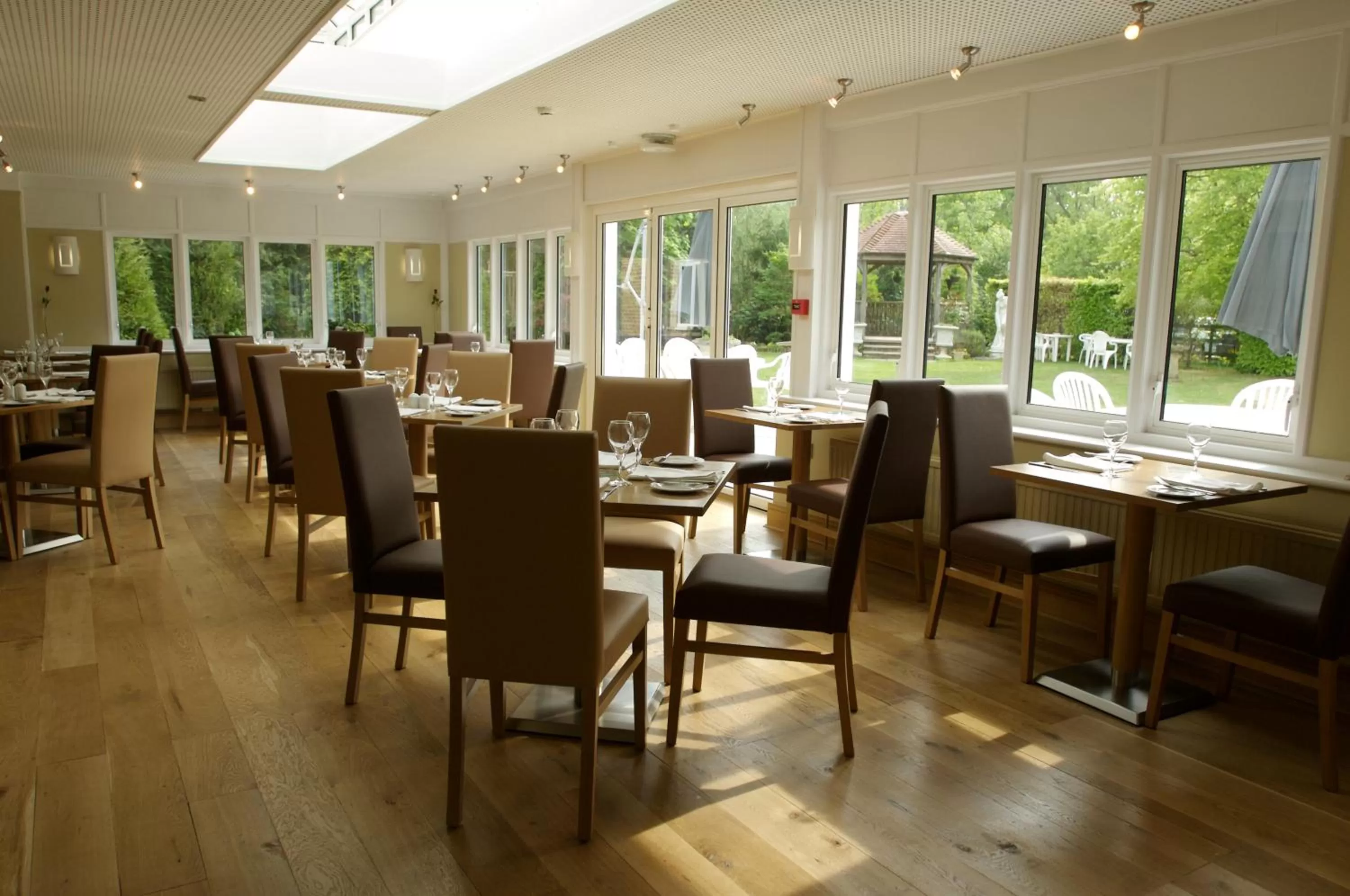 Restaurant/places to eat in Little Silver Country Hotel