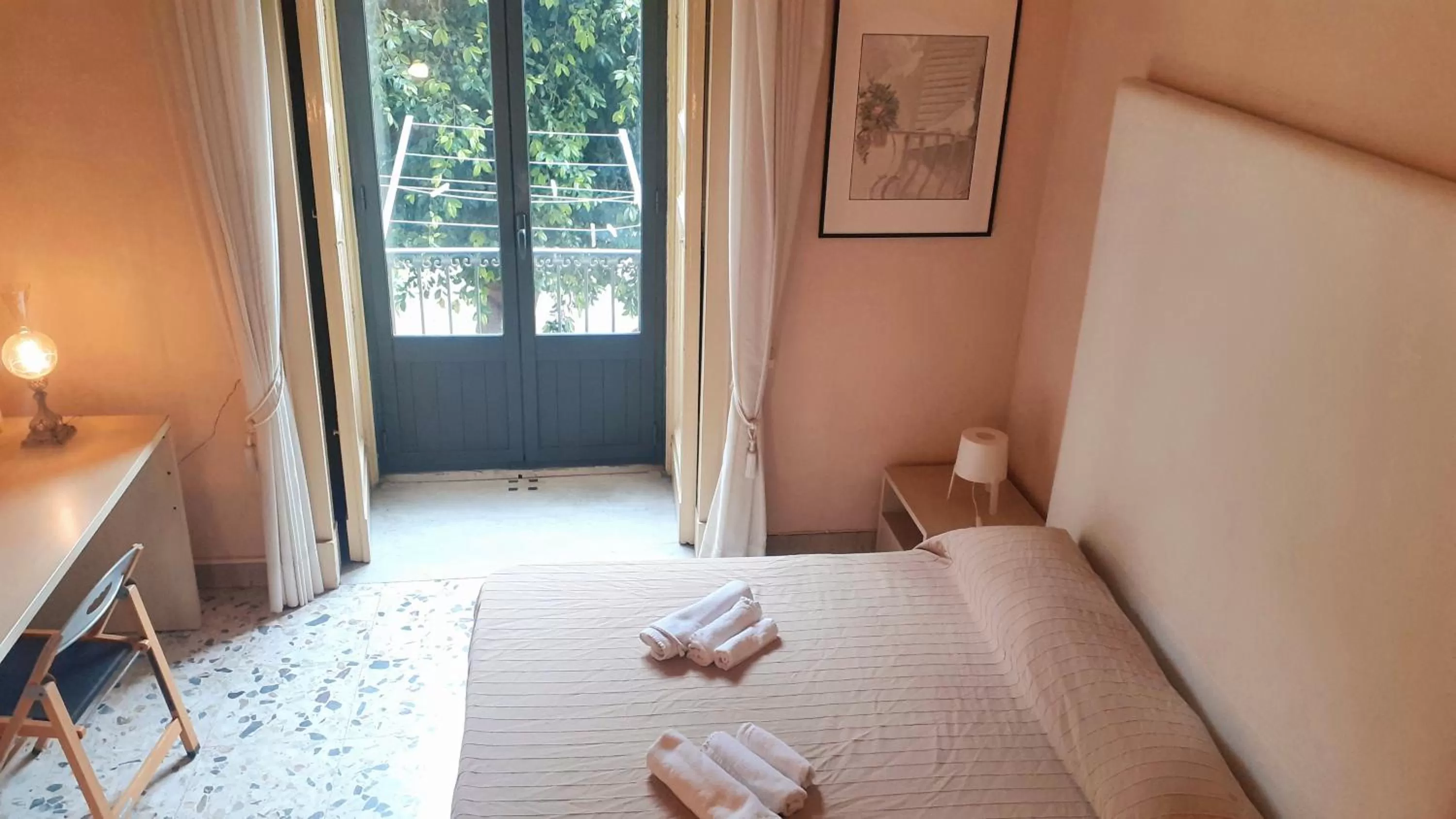 Bed in Bed and Books Isabella