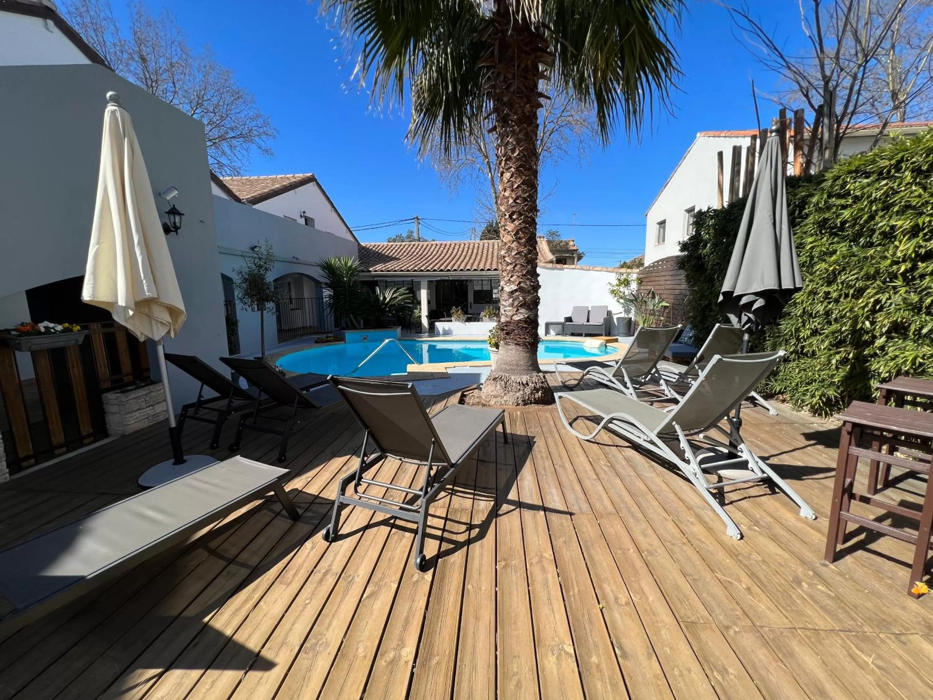 Swimming pool in Hôtel Le Médiéval - Parking inclus & accueil vélo