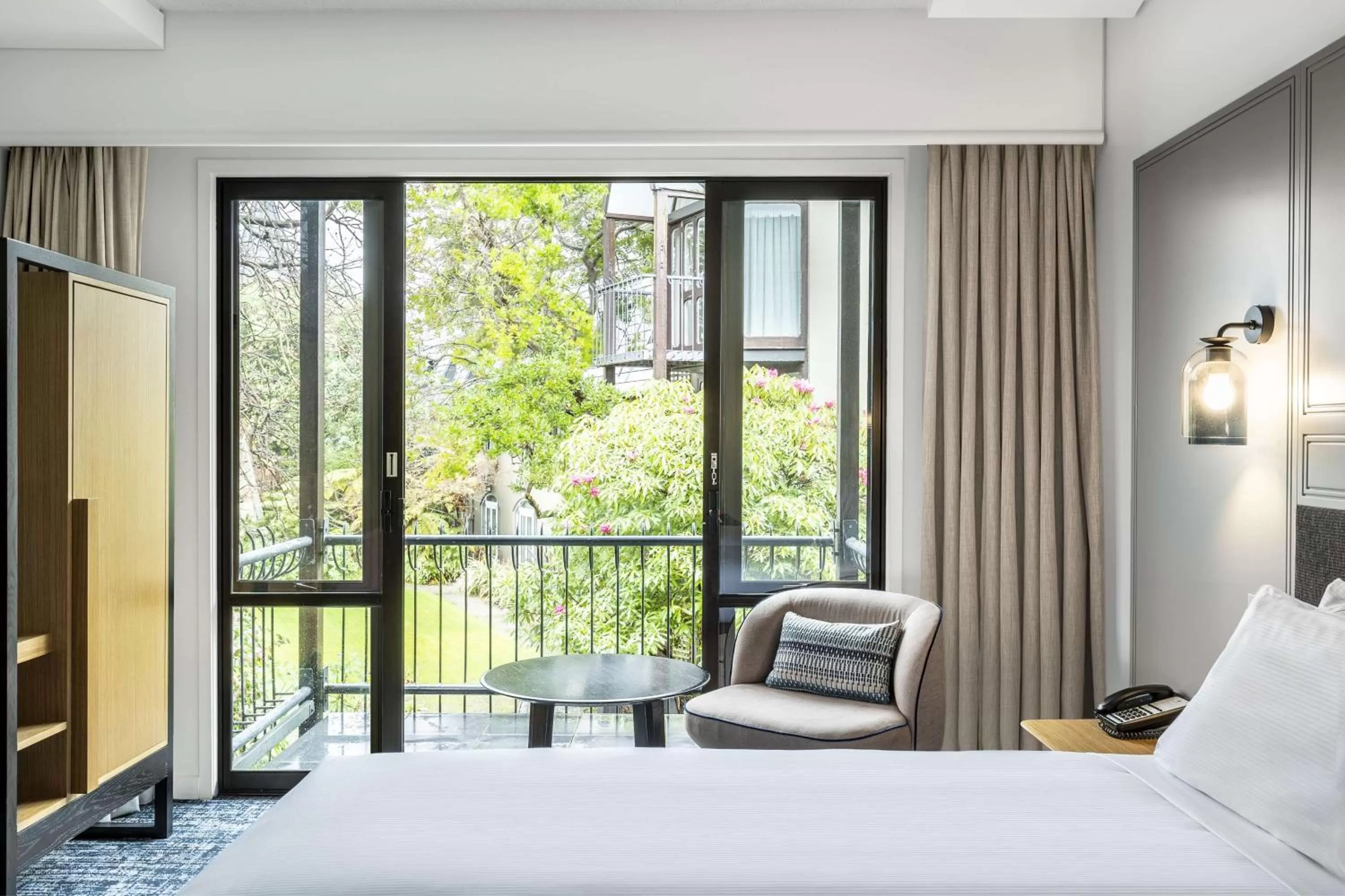 Living room, Bed in Chateau On The Park - Christchurch, A Doubletree By Hilton