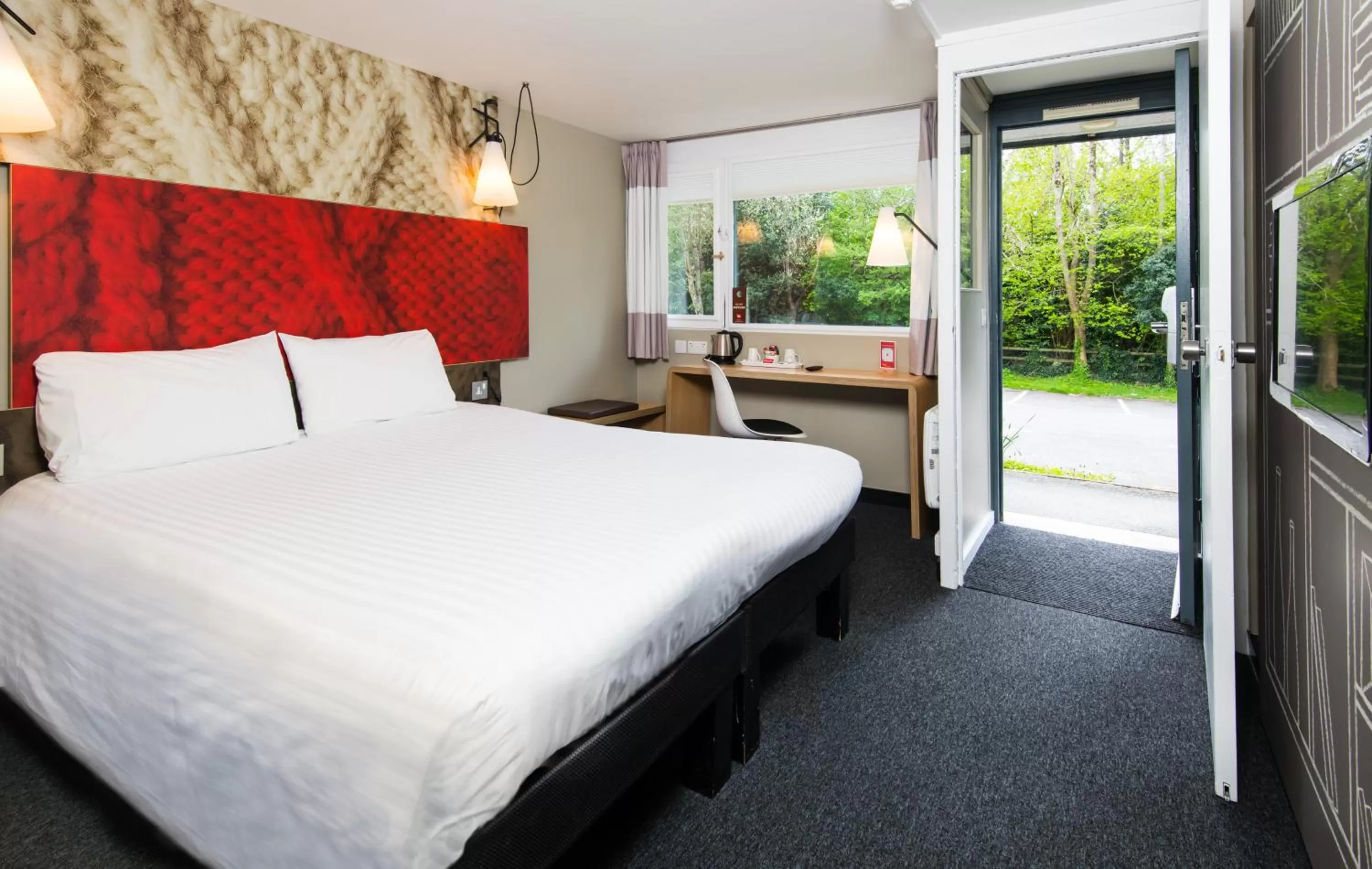 Coffee/tea facilities, Bed in ibis Plymouth