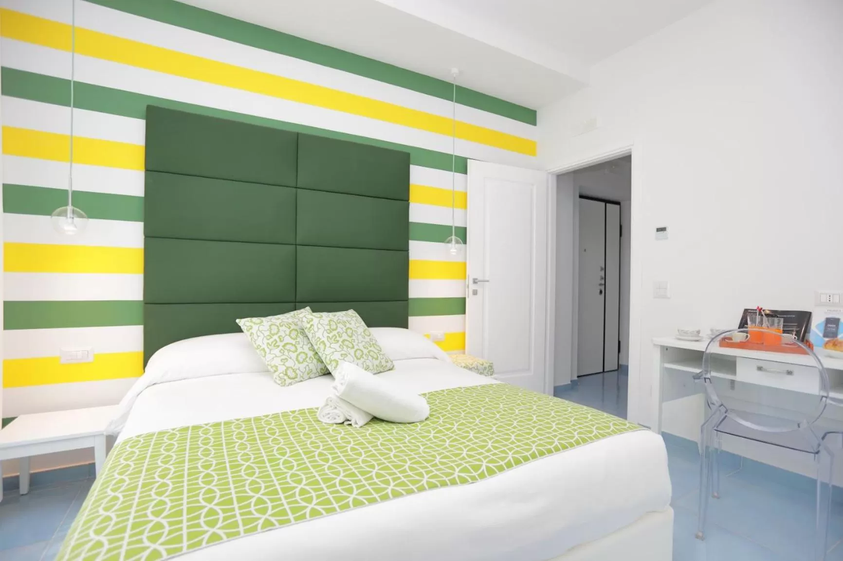 Photo of the whole room, Bed in Domus Meta