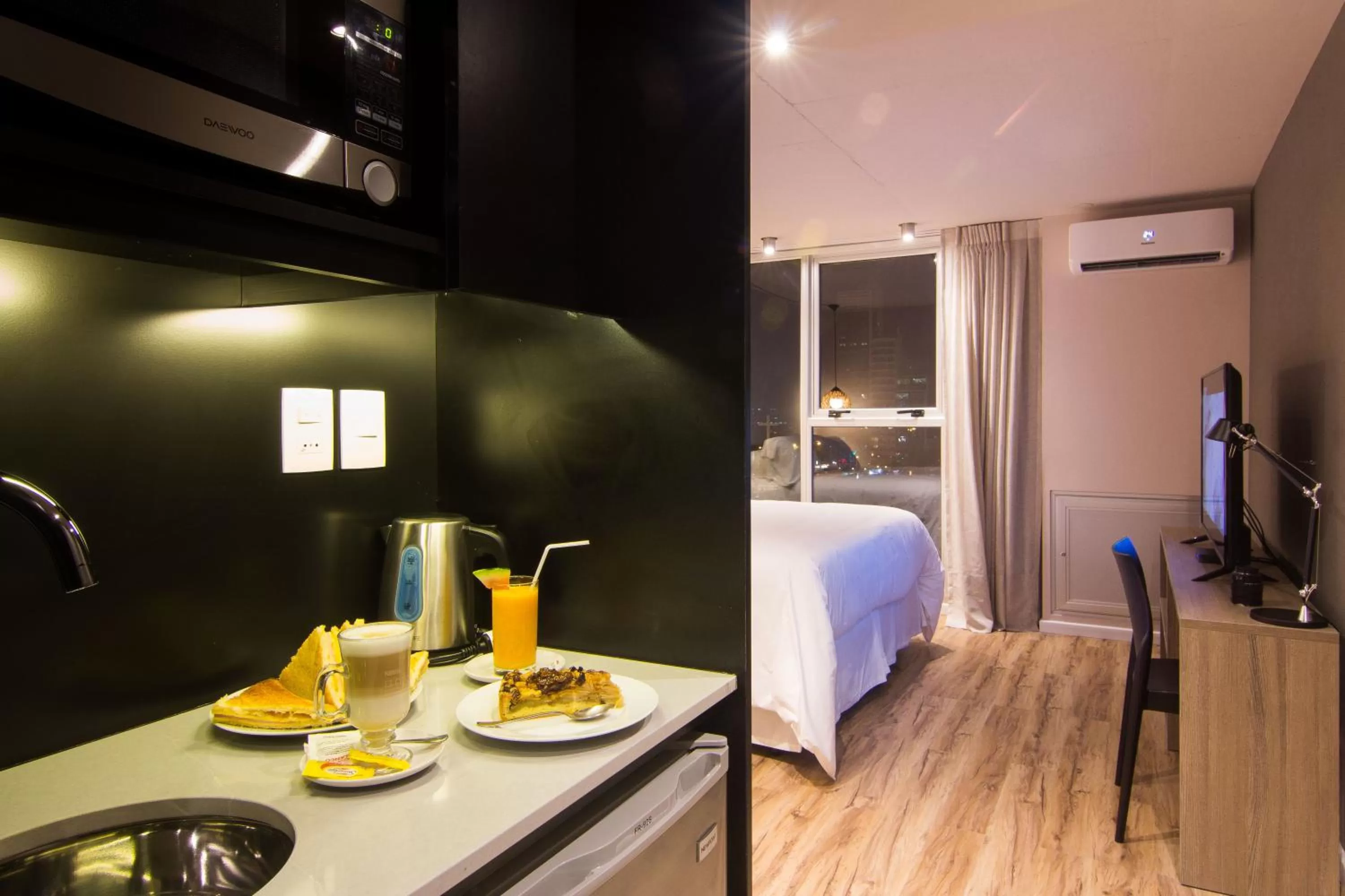 Kitchen or kitchenette, Bed in Hotel Ciudadano Suites