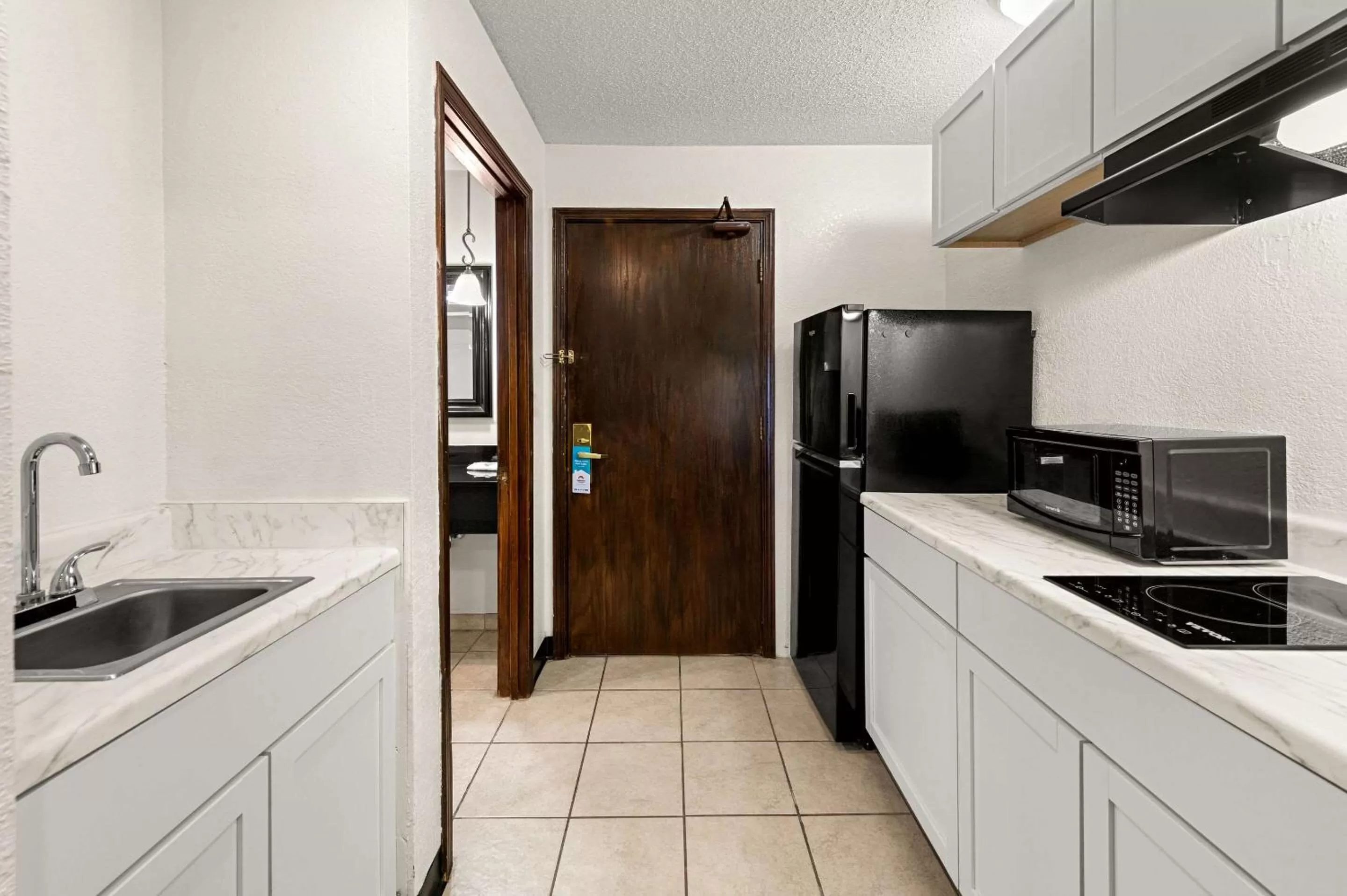 Kitchen or kitchenette in Suburban Studios Kansas City Airport North