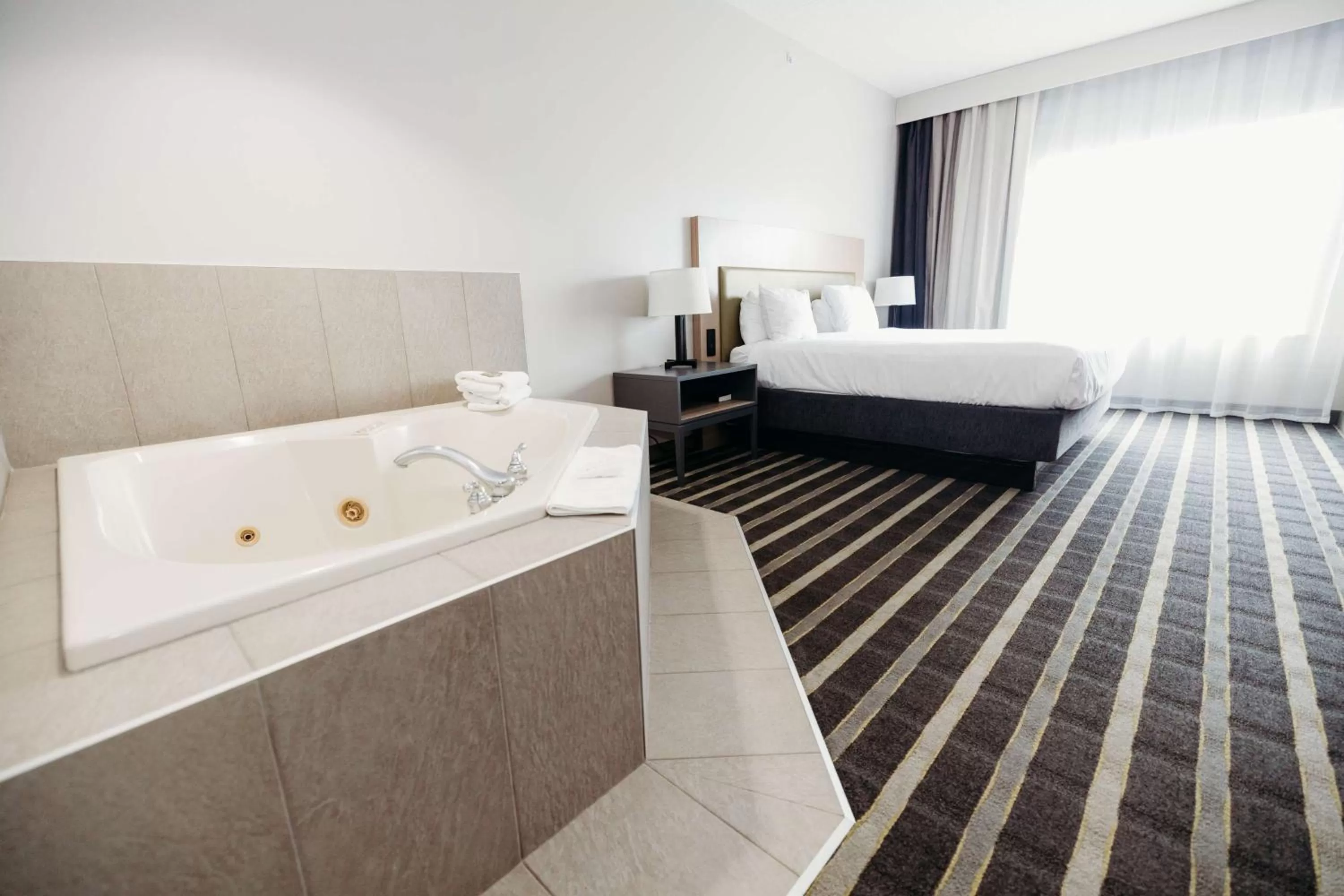 King Suite with Sofa Bed and Whirlpool - Non-Smoking in Country Inn & Suites by Radisson, Lancaster (Amish Country), PA