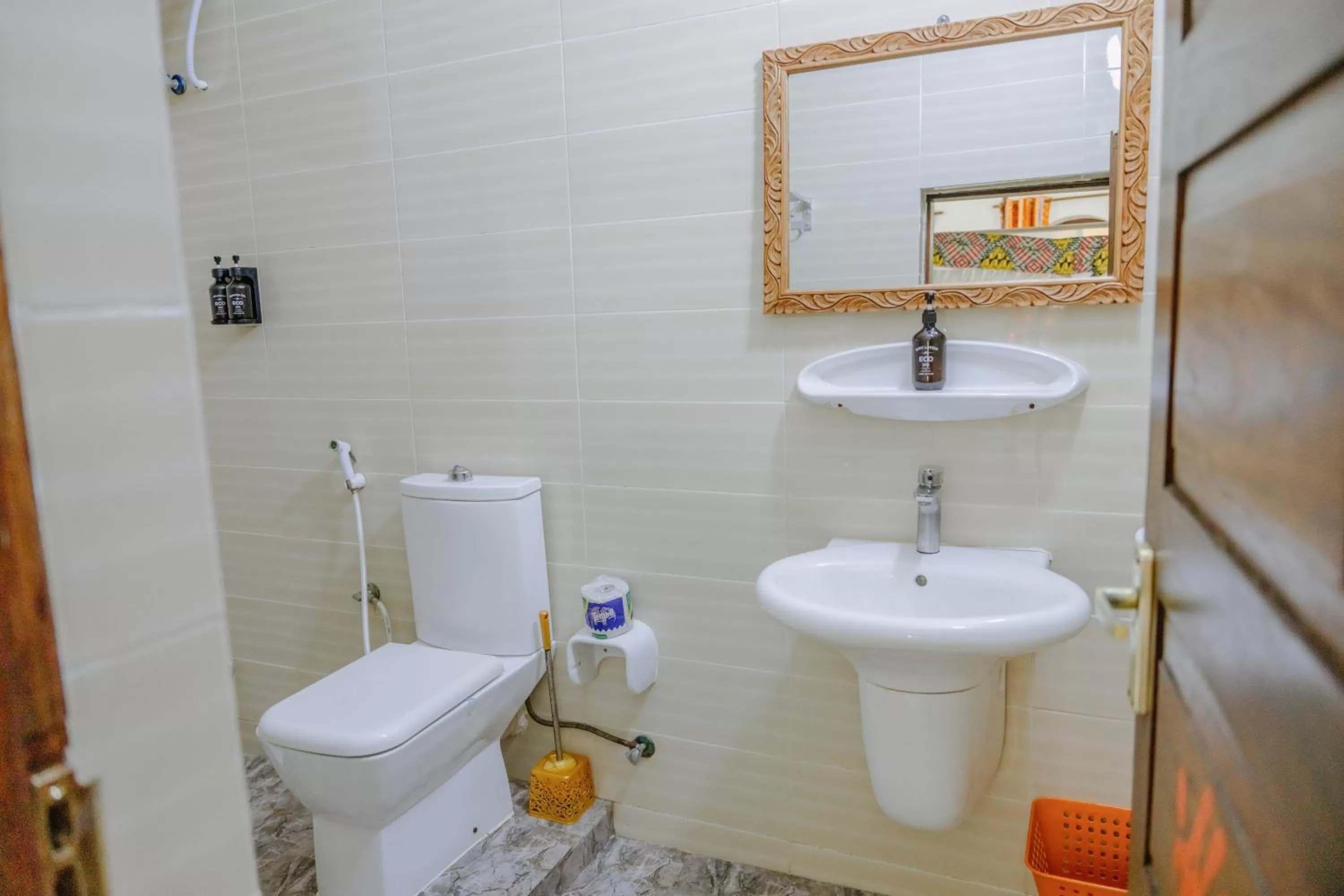 Shower in Shoki Shoki Hotel Stone Town