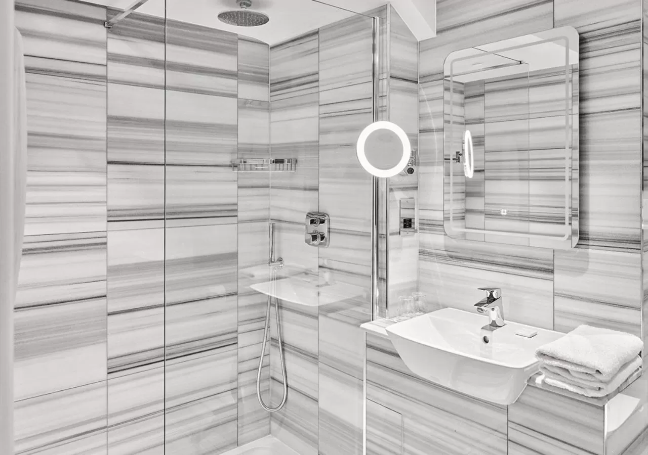 Bathroom in Warren House Hotel