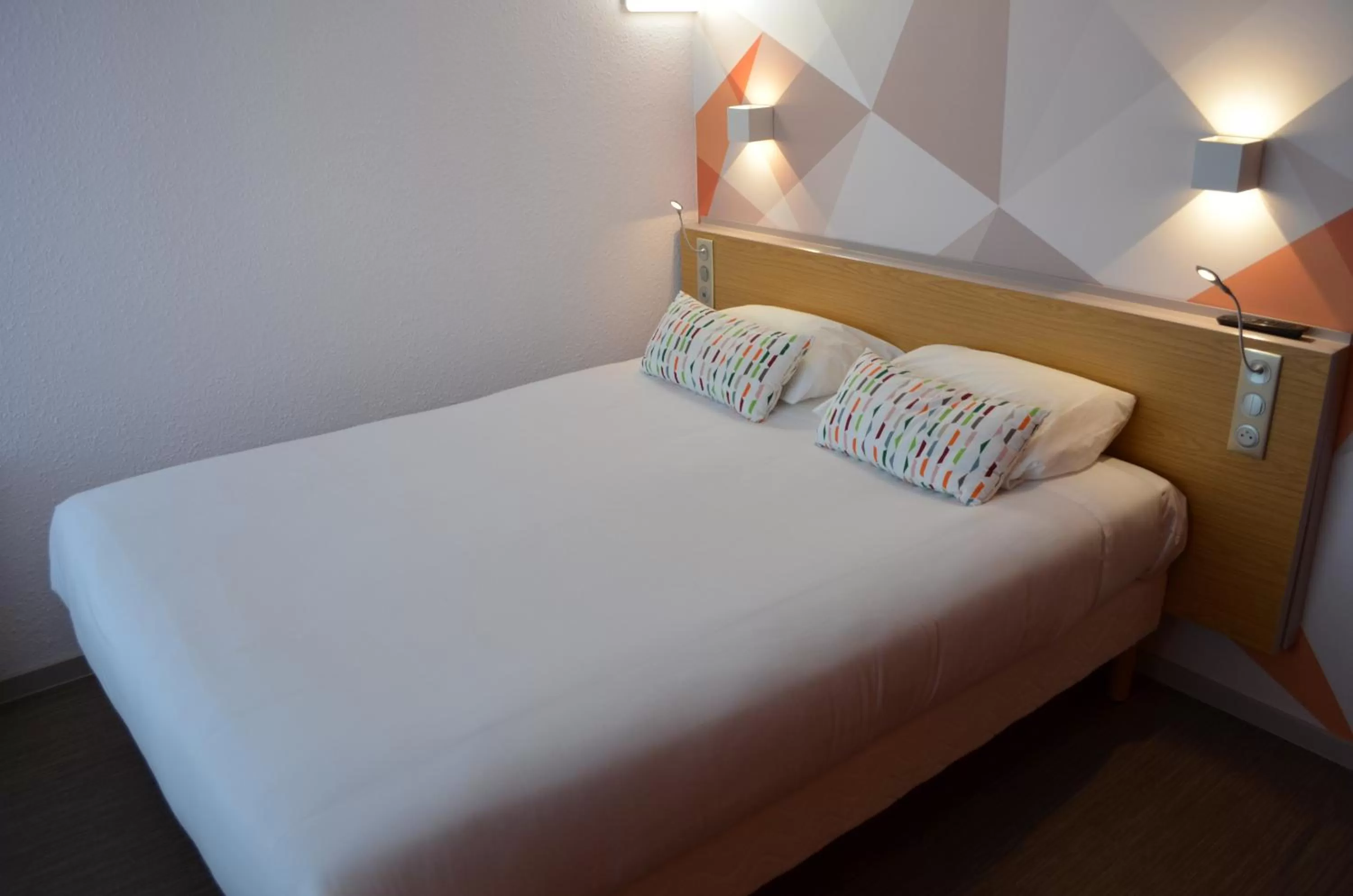 Bed in initial by balladins La Roche-sur-Yon