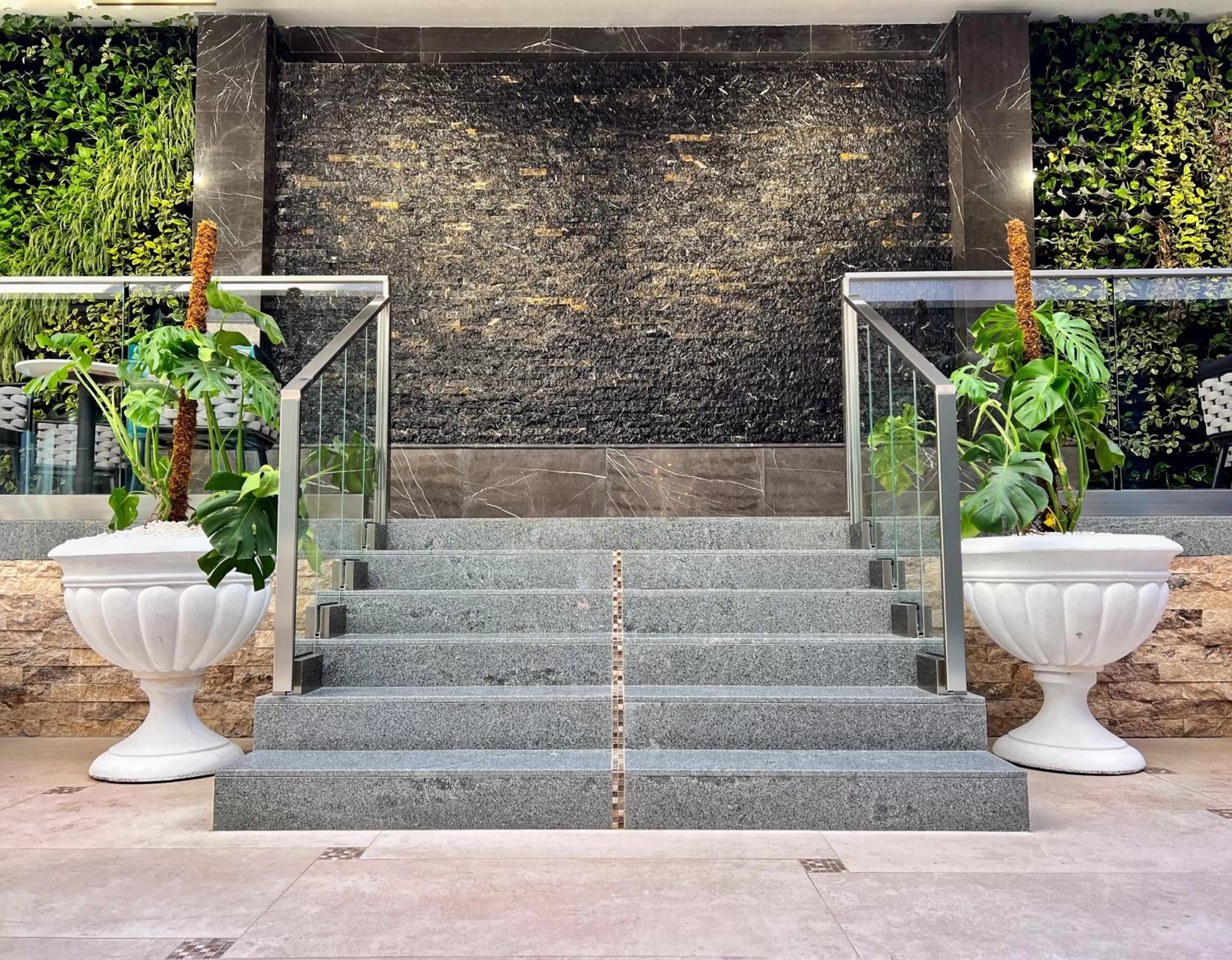 Restaurant/places to eat in Marjan Plaza Hotel