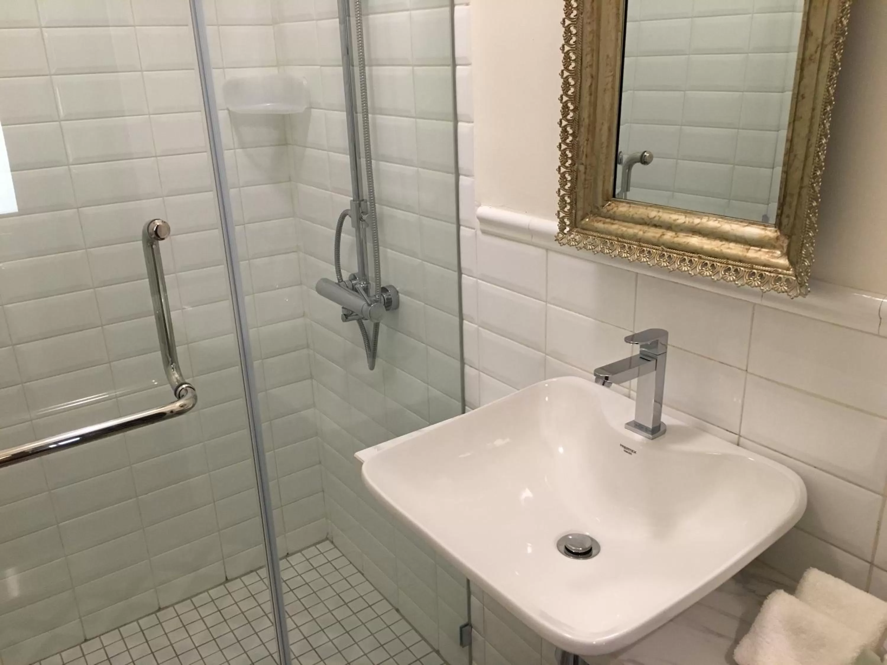 Shower in Spices Hotel