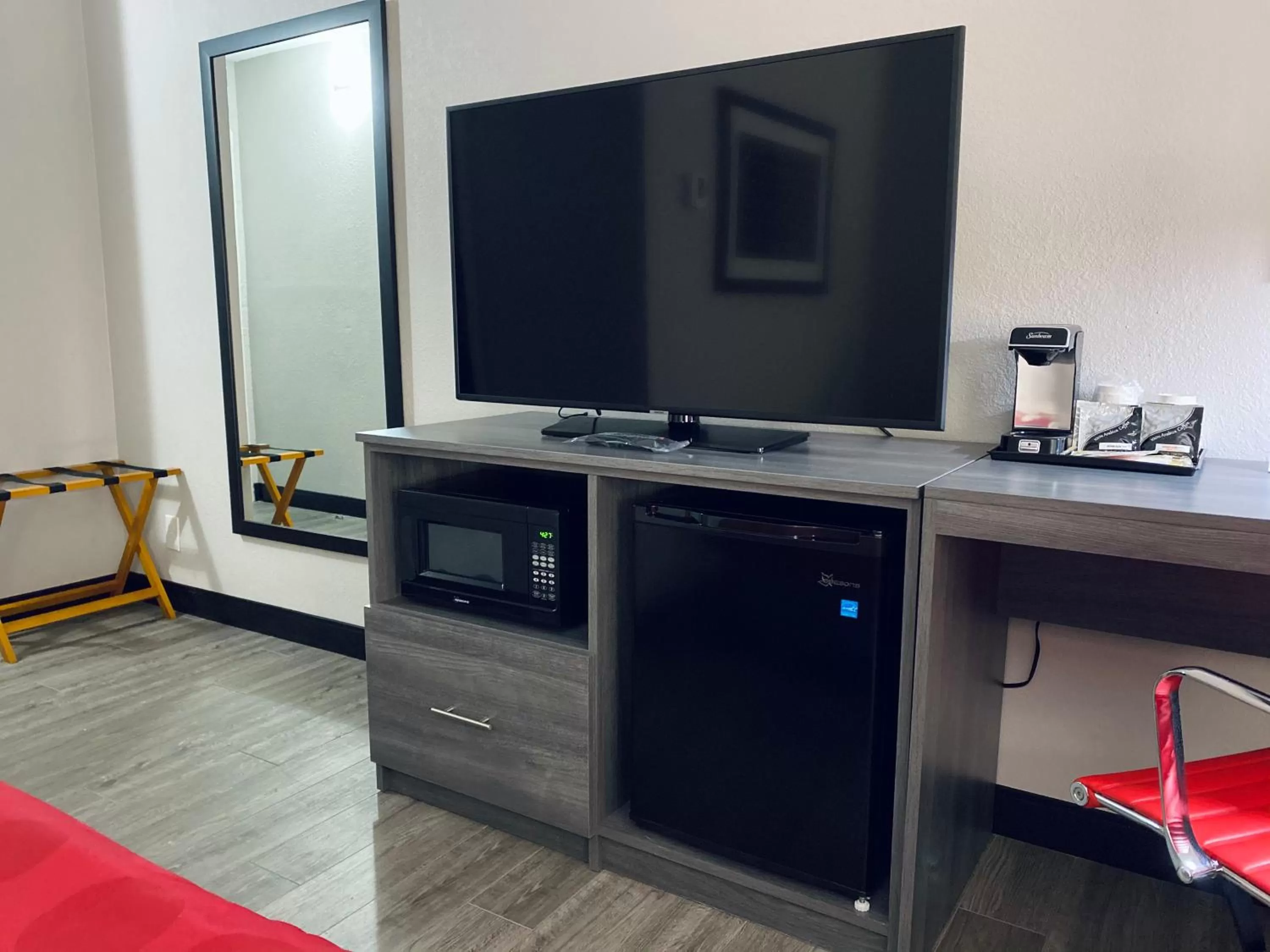 Seating area in Ramada by Wyndham Hartford North - Bradley Airport