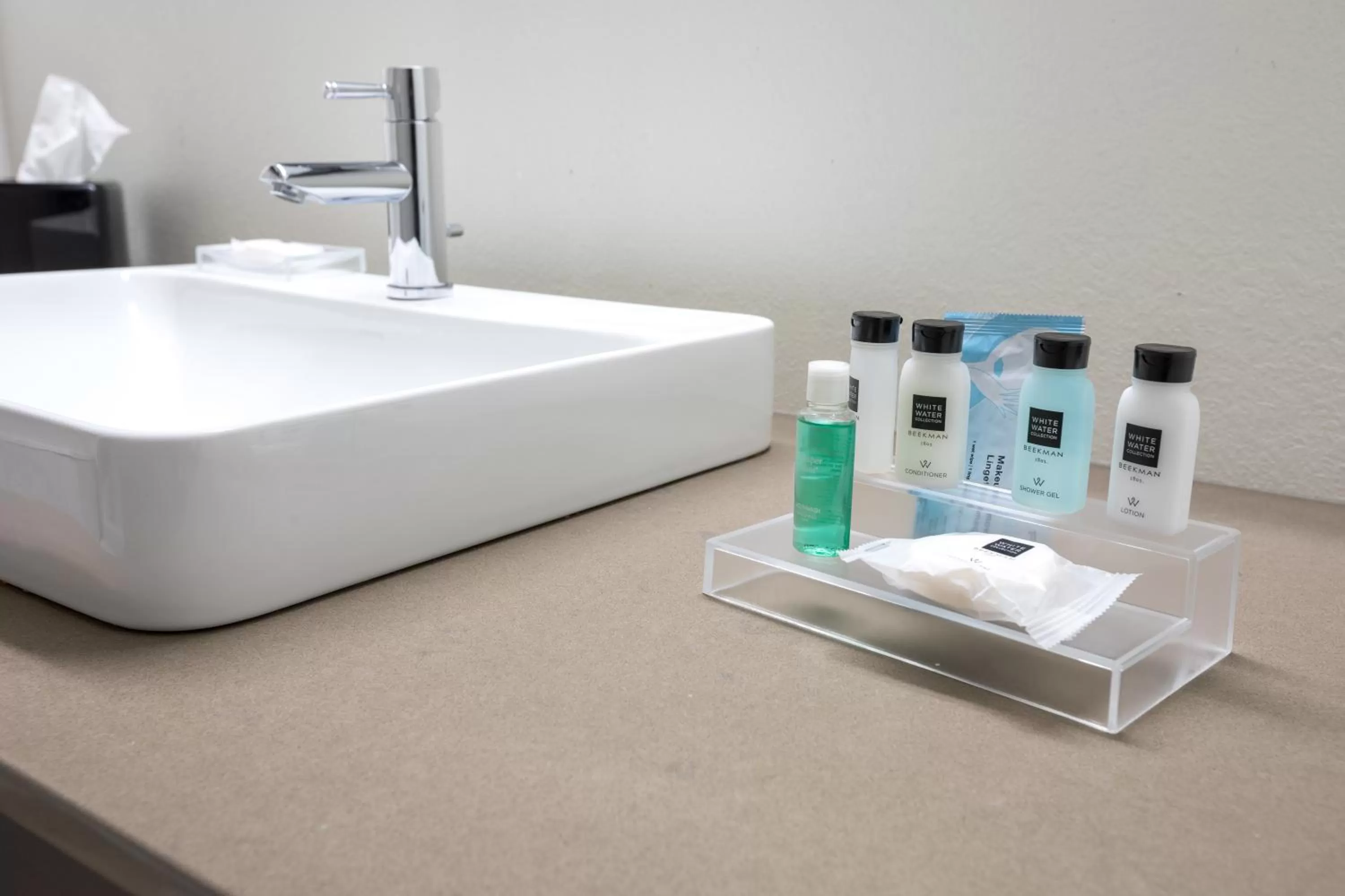 Bathroom in Country Inn & Suites by Radisson, Lake Norman Huntersville, NC