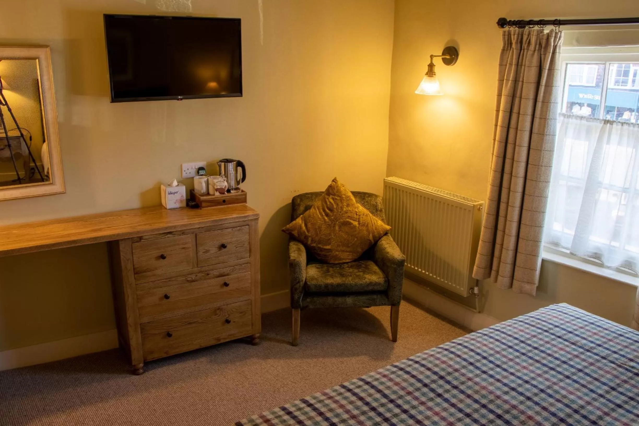 Seating area, Bed in The Green Dragon