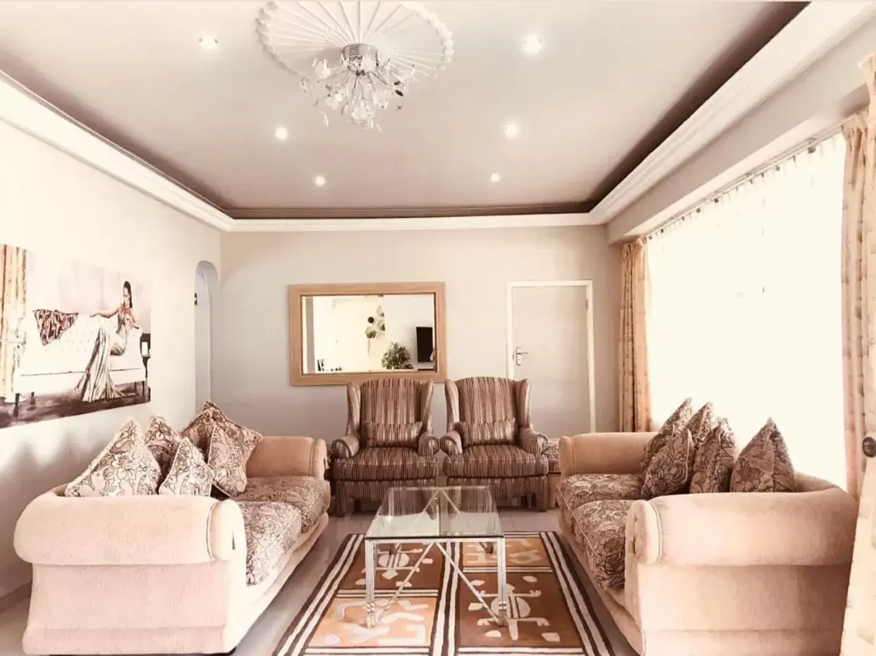 Seating Area in The Madam Herself B&B Seating Area in The Madam Herself B&B