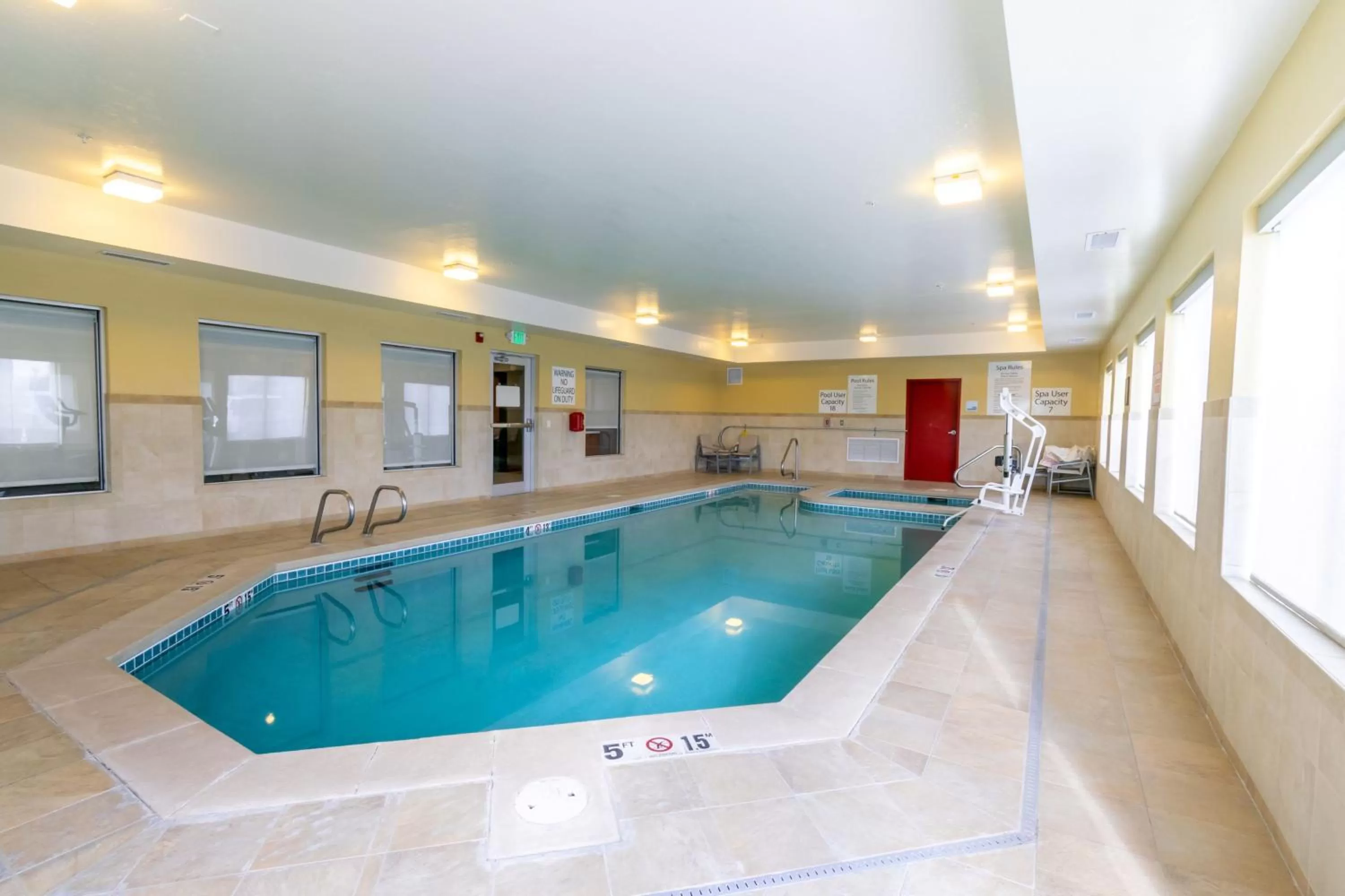 Swimming pool in Holiday Inn Express Hotel & Suites Limon I-70/Exit 359 by IHG