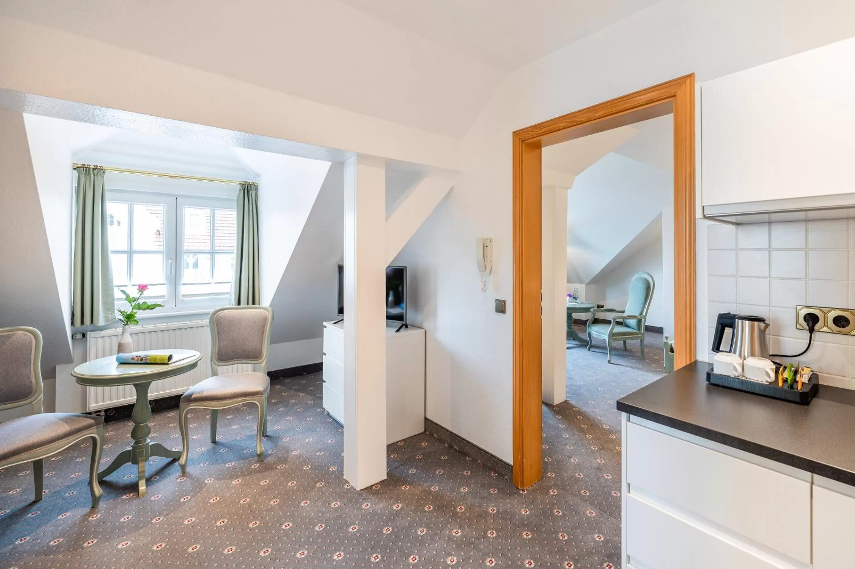 Coffee/tea facilities, Seating Area in Hotel Villa Neander