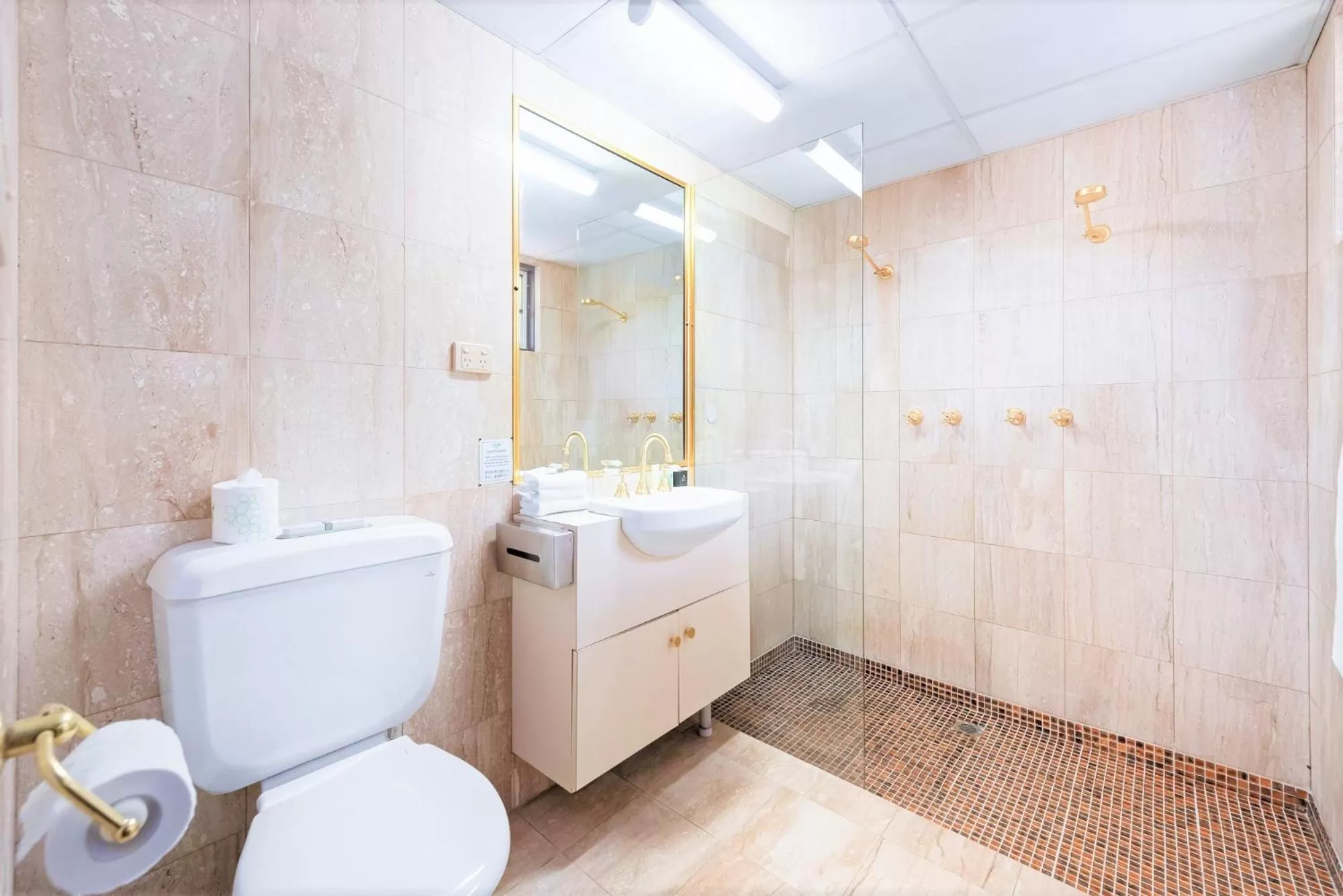 Shower in Eltham Gateway Hotel & Conference Centre