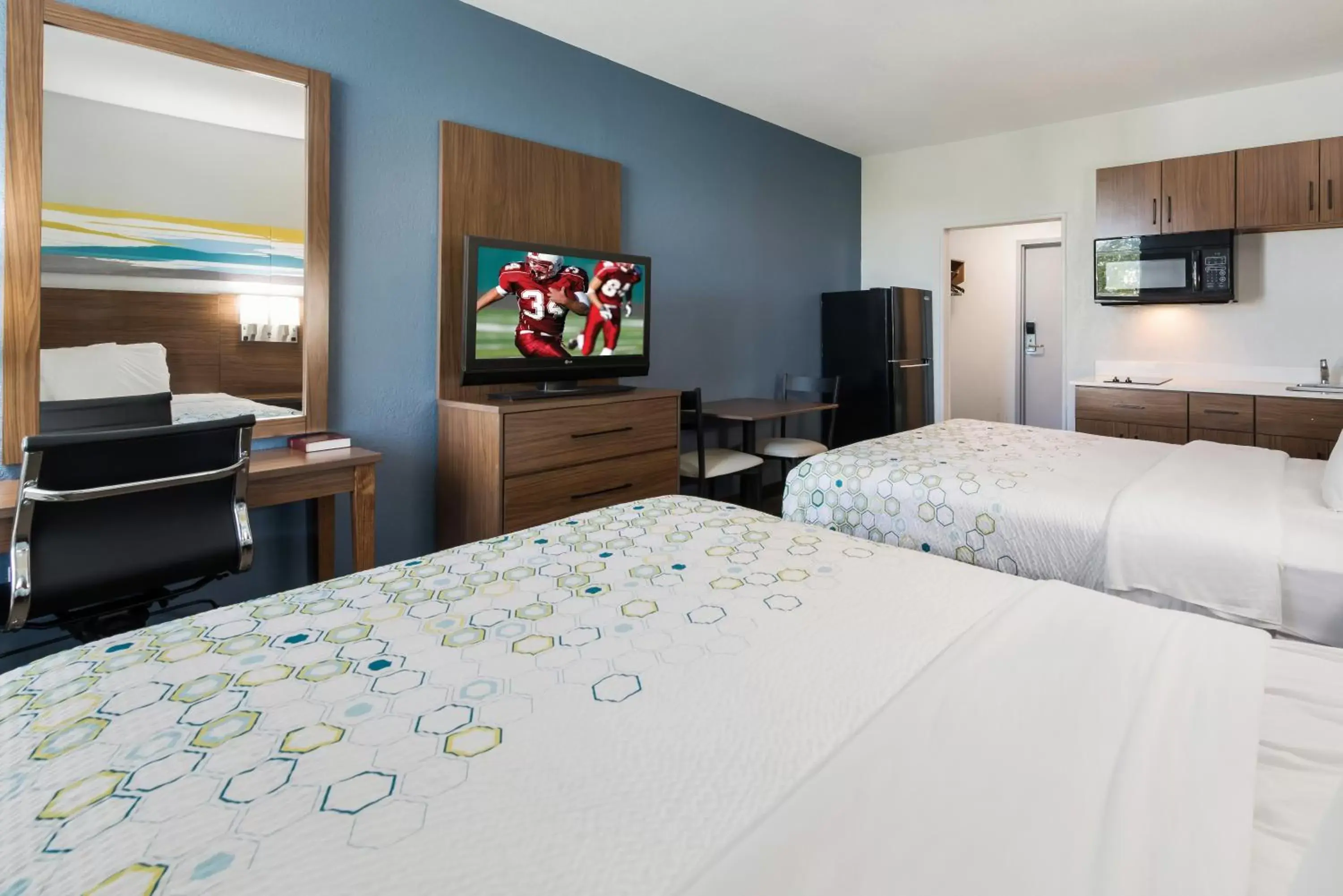 Studio Room with Two Double Beds Non-Smoking in HomeTowne Studios by Red Roof Newport News - Hampton West Studio Room with Two Double Beds Non-Smoking in HomeTowne Studios by Red Roof Newport News - Hampton West