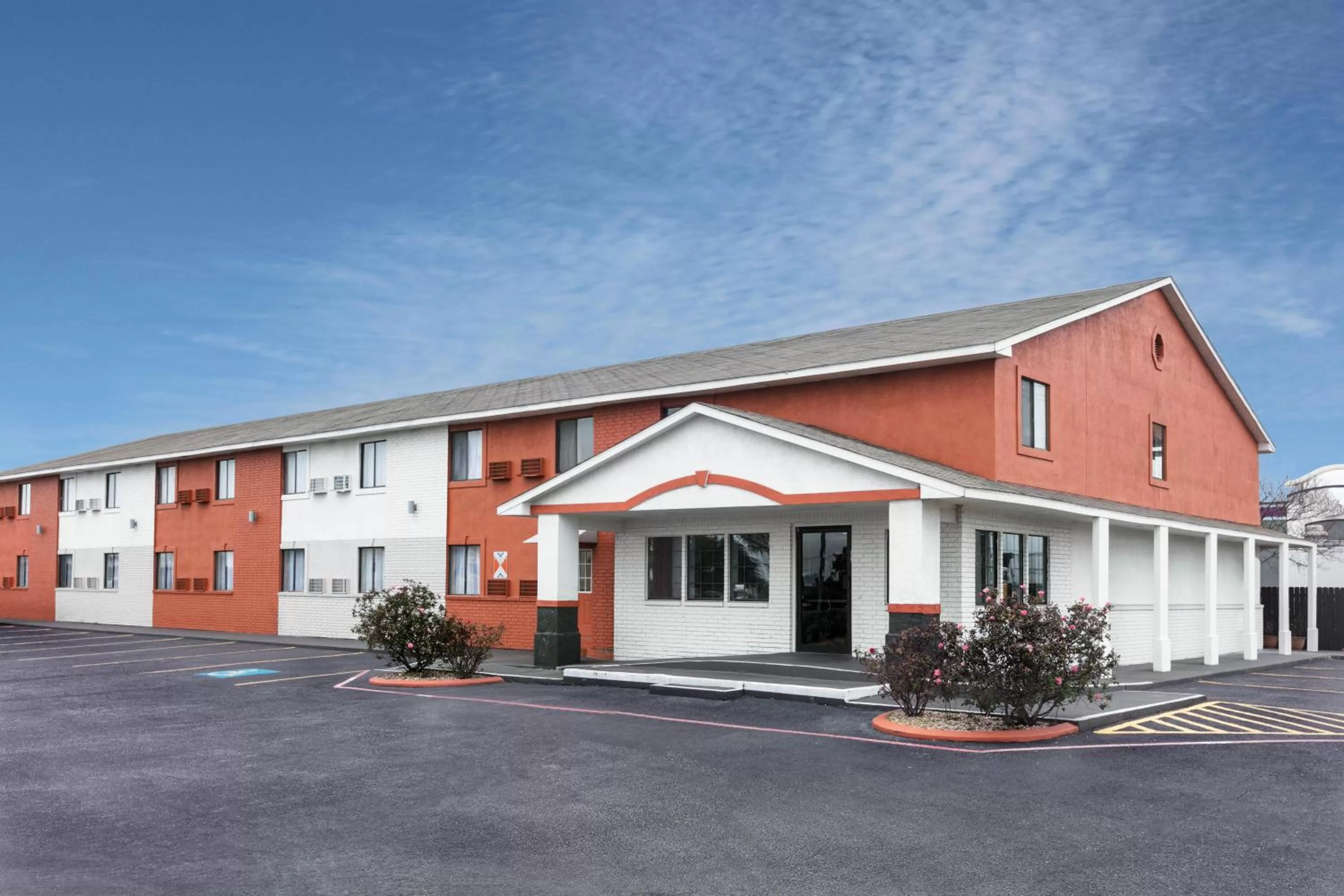 Property building in Howard Johnson by Wyndham Near Schlitterbahn