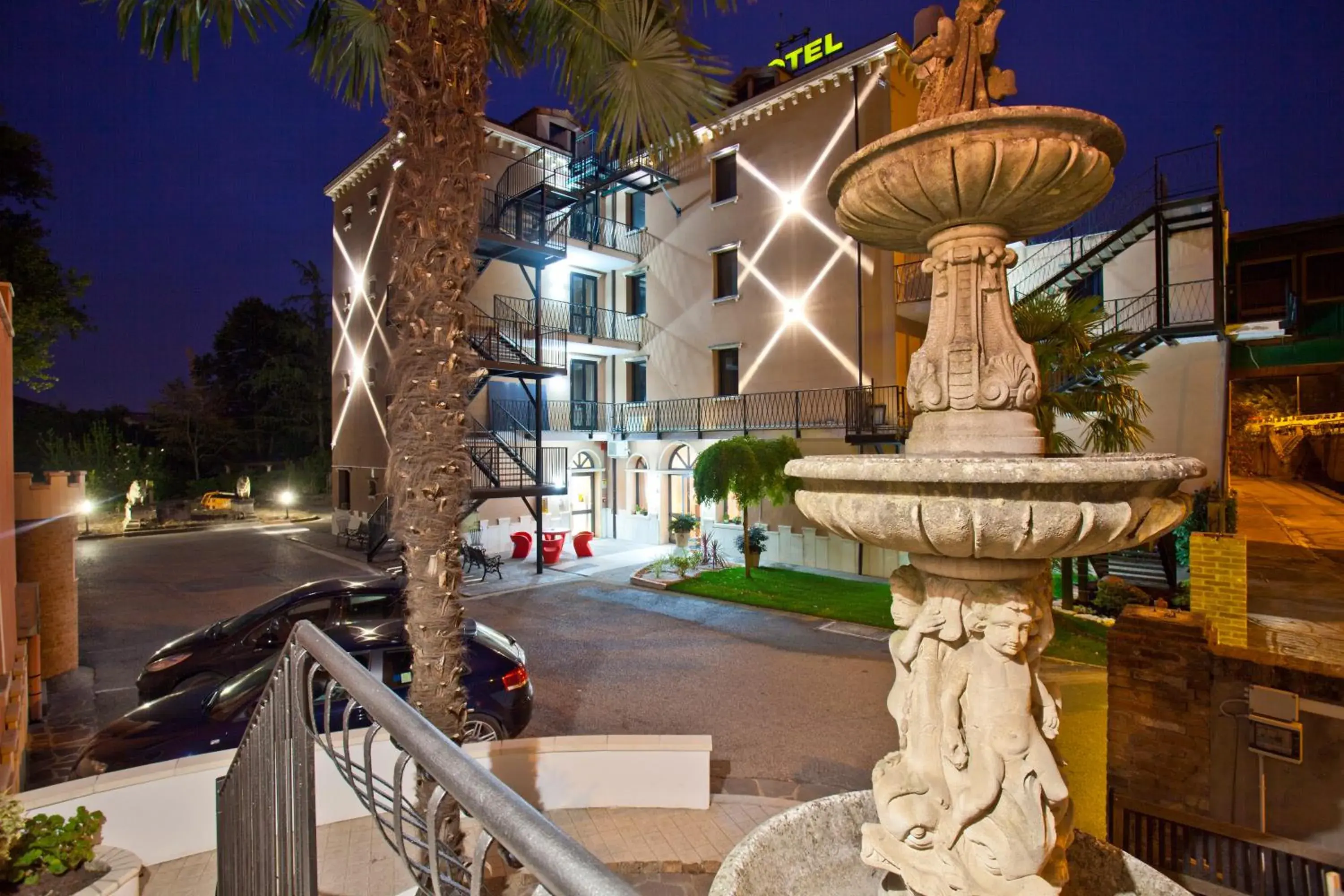 Momi's Hotel Momi's Hotel