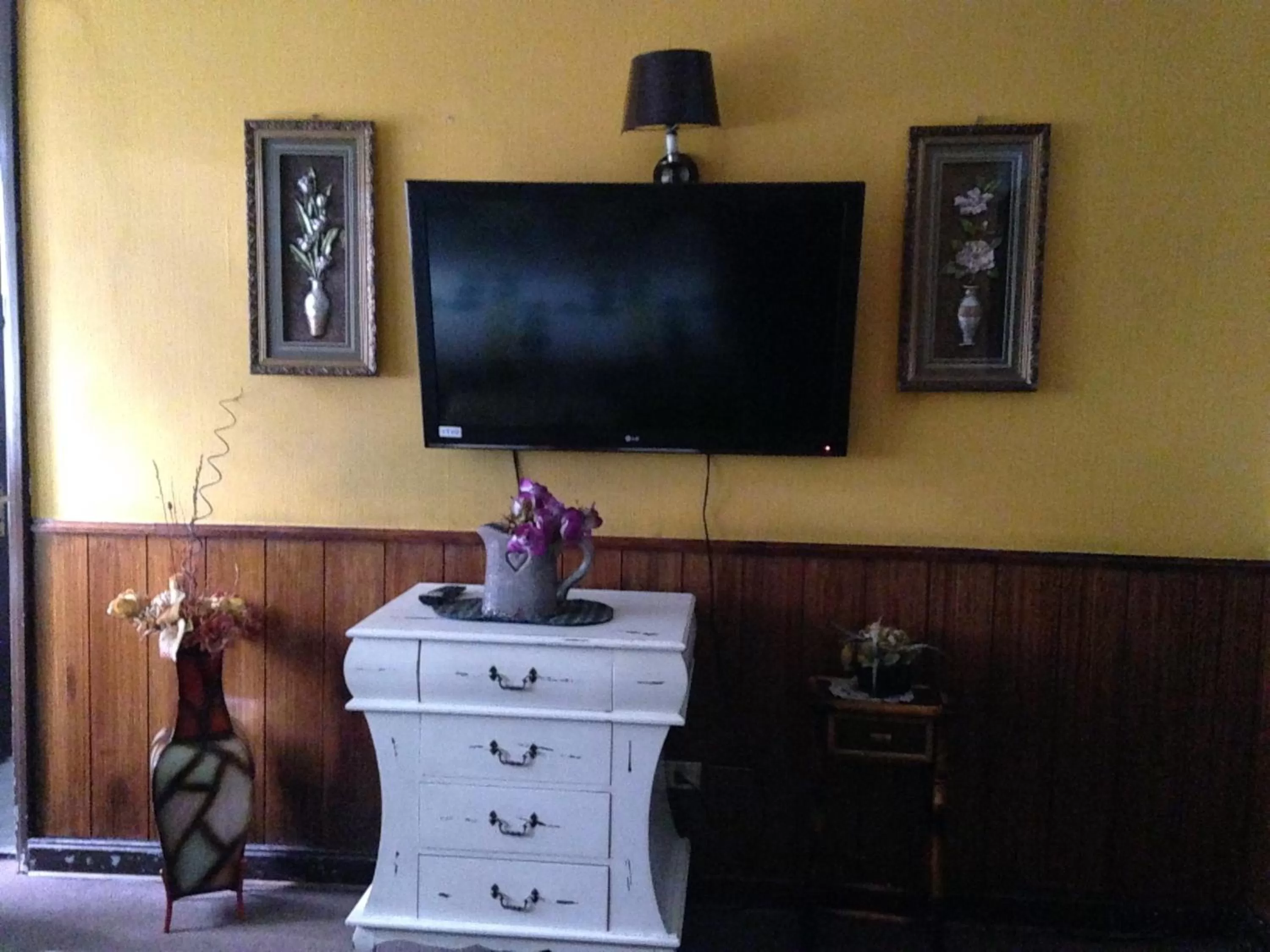 Bedroom, TV/Entertainment Center in Hotel La Castellana