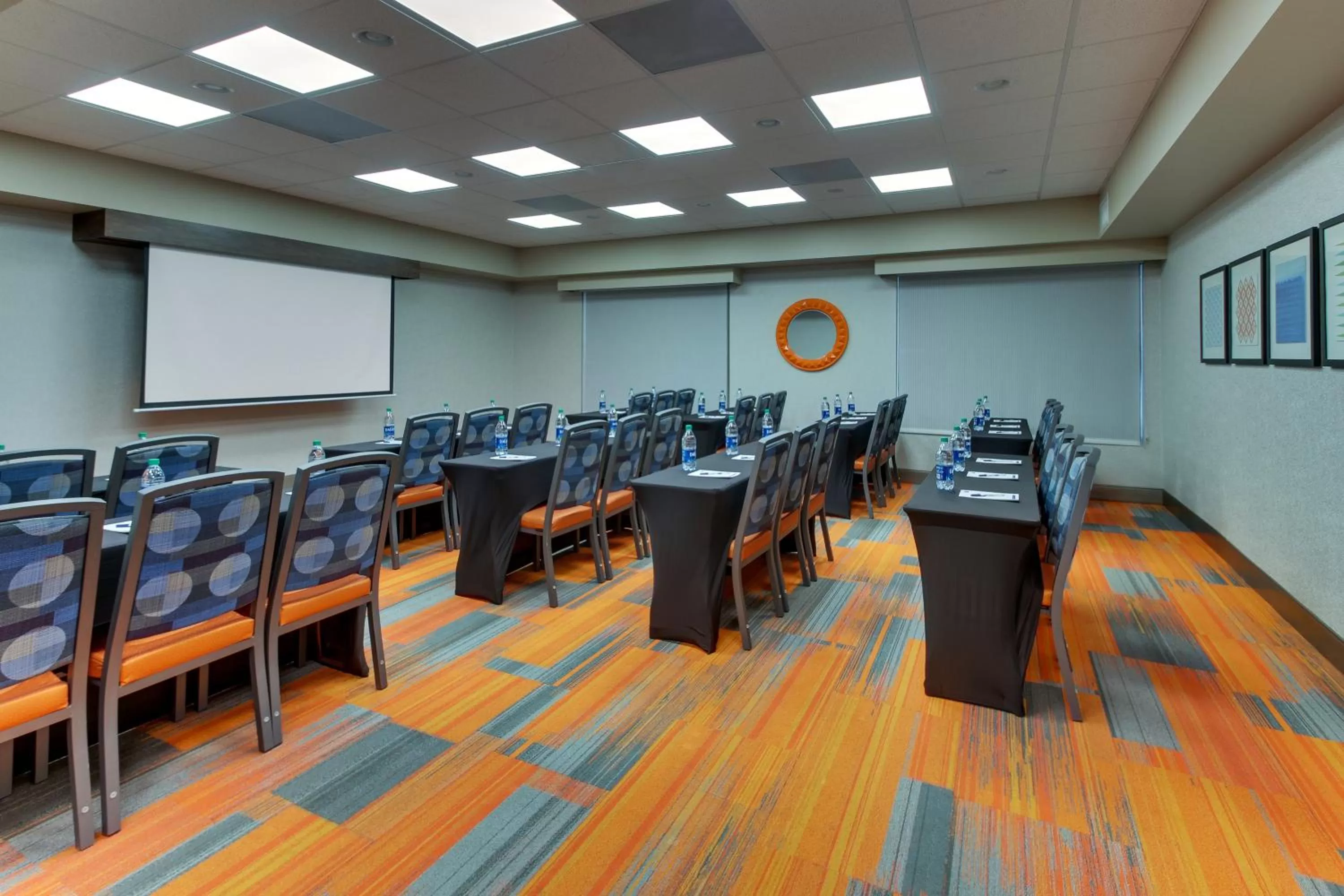 Meeting/conference room in Holiday Inn Express & Suites Atlanta Perimeter Mall Hotel by IHG