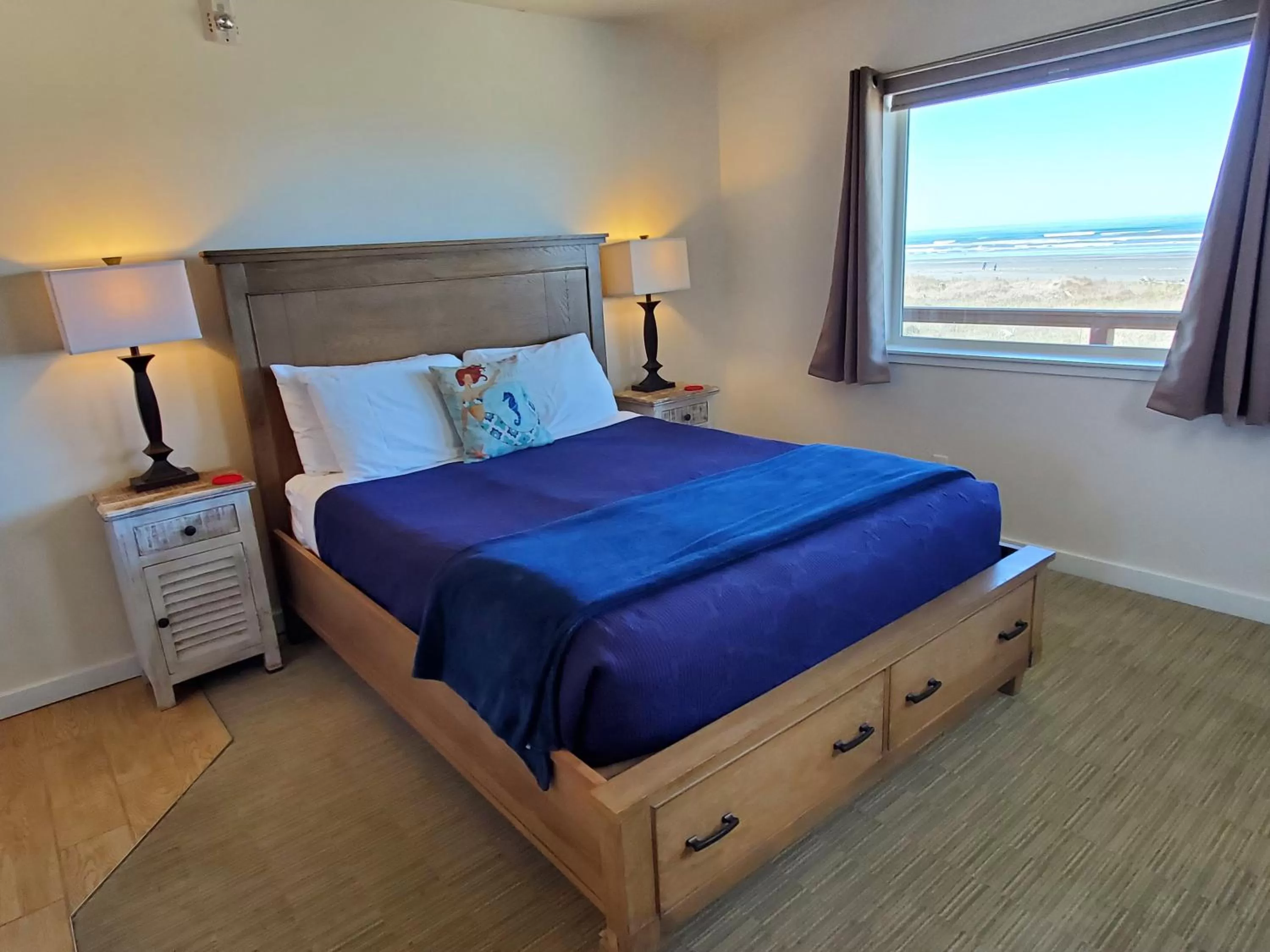 Bed in Moonstone Beach Motel