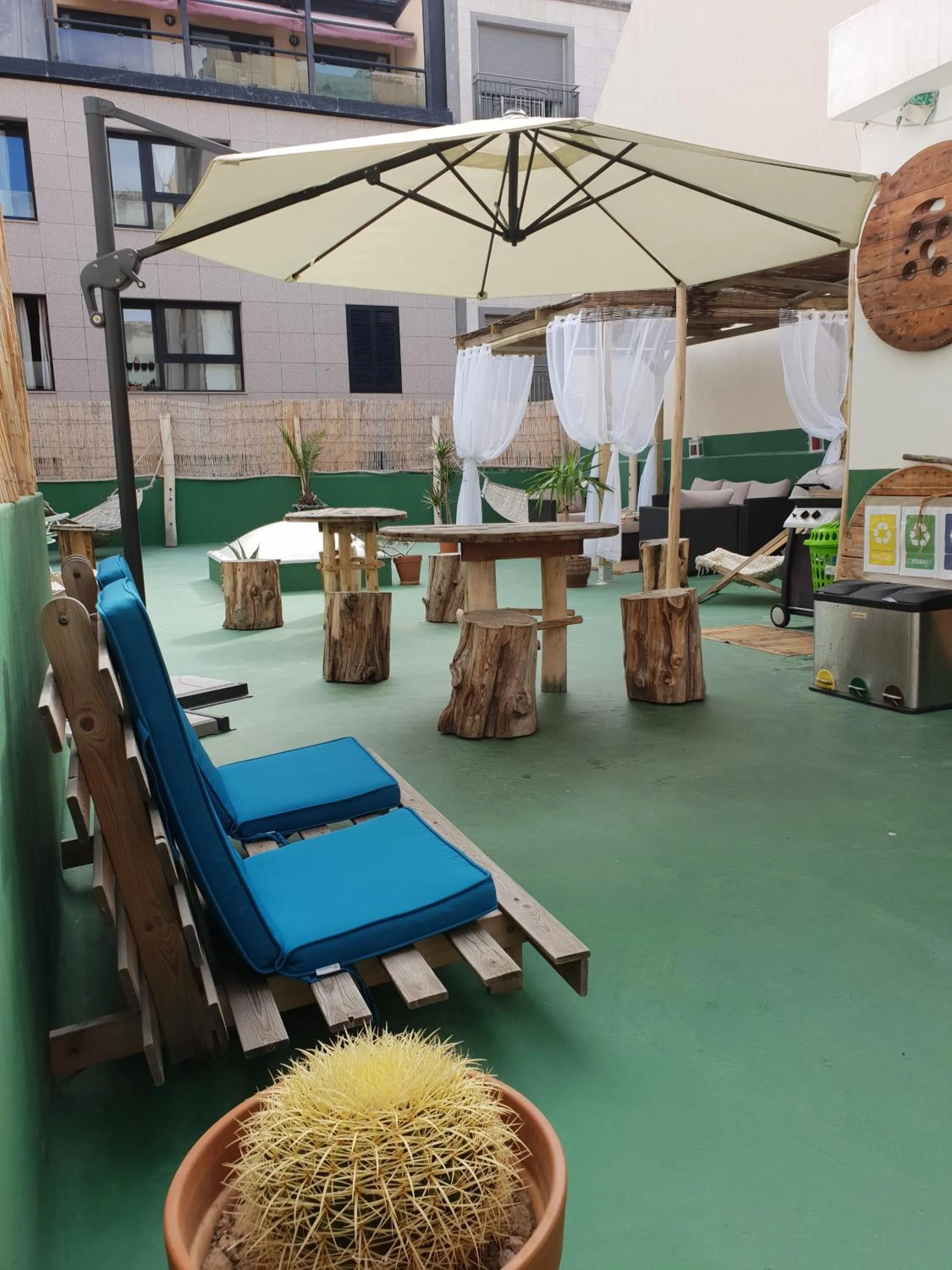 Patio in Cactus Host