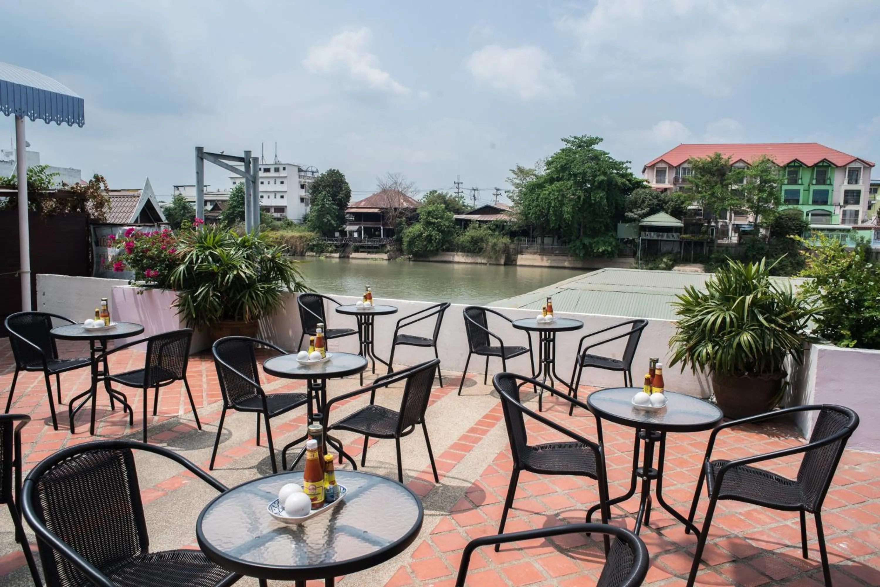 Restaurant/places to eat in Ayothaya Riverside Hotel