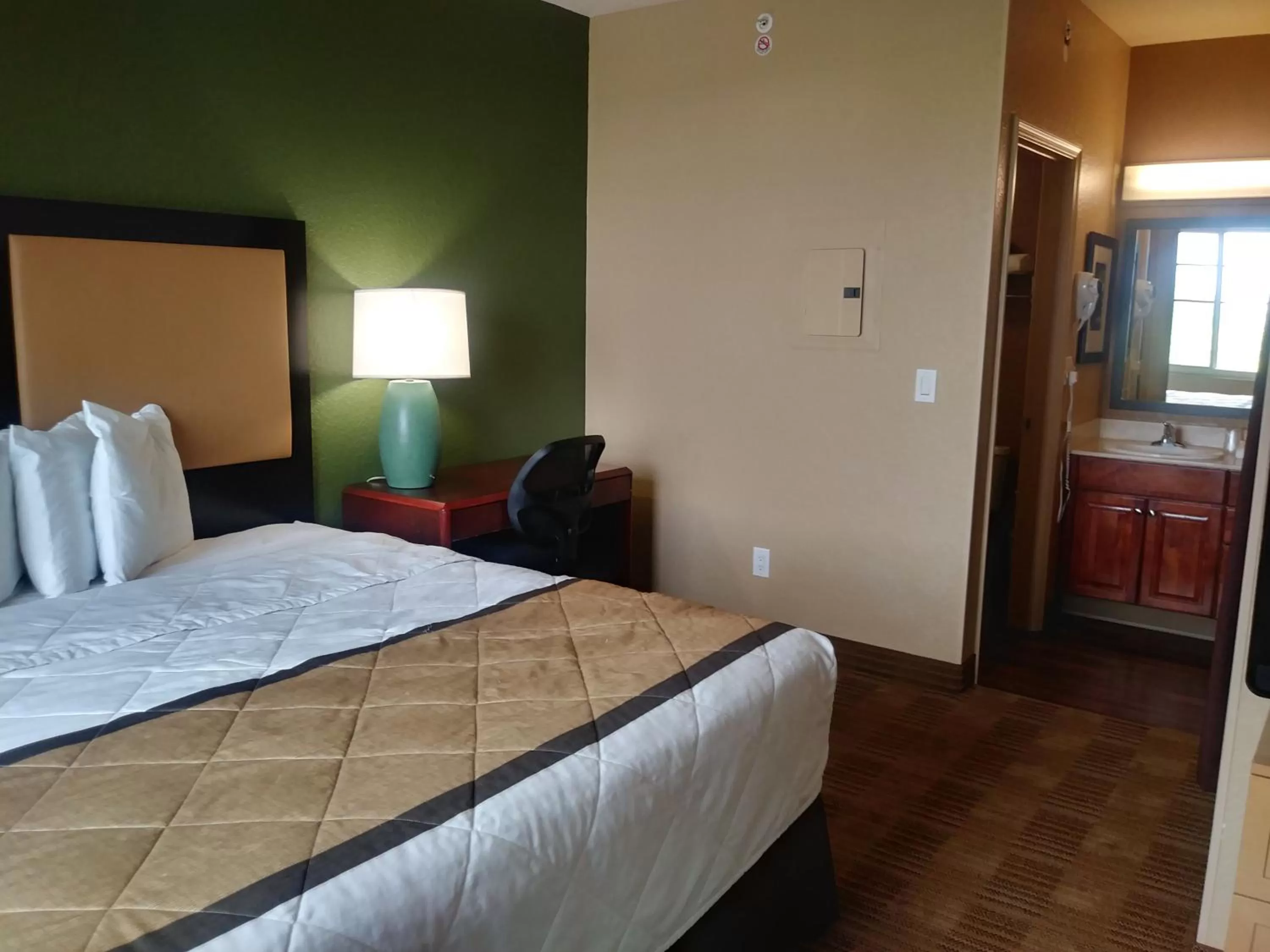 Bed in Extended Stay America Suites - Detroit - Auburn Hills - Featherstone Rd
