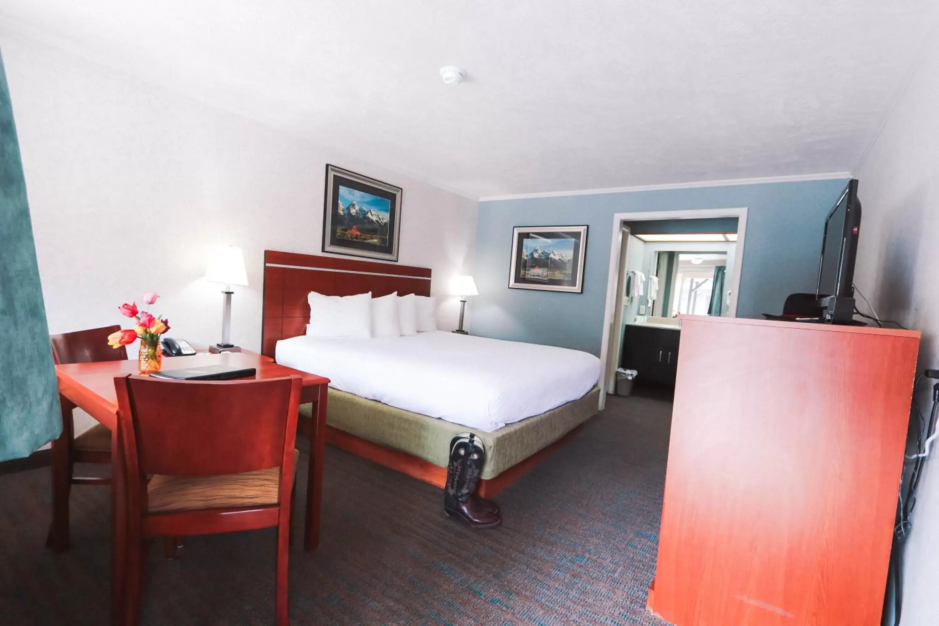 Queen Room in Brandin' Iron Inn Queen Room in Brandin' Iron Inn