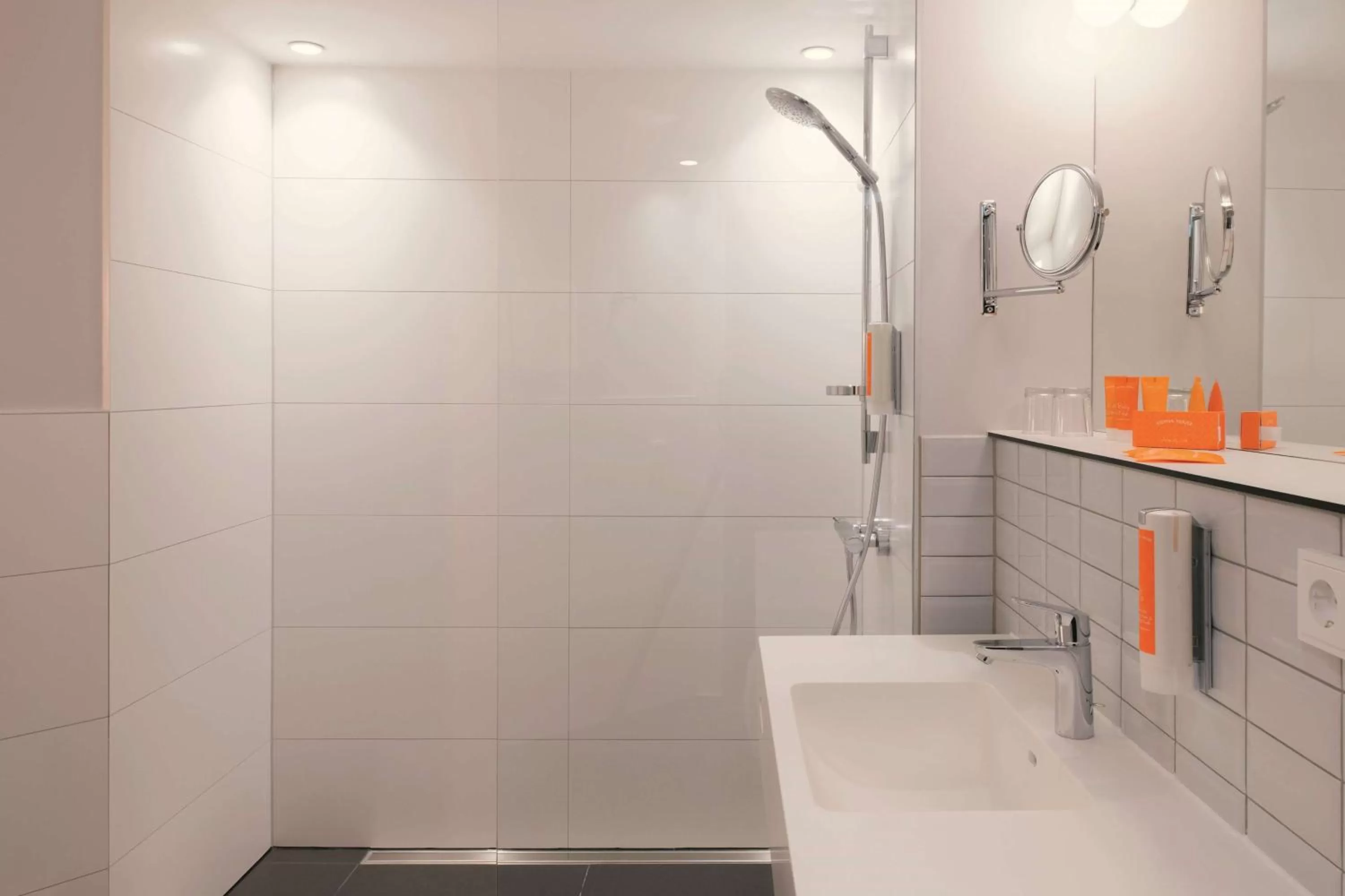 TV and multimedia in Vienna House Easy by Wyndham Leipzig