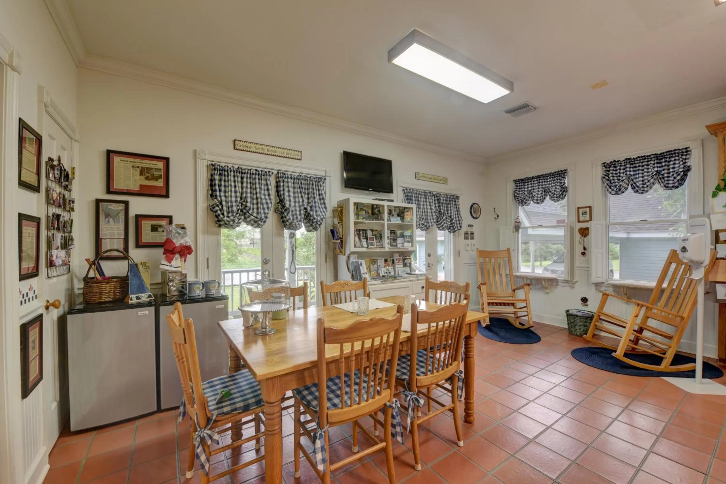 Kitchen or kitchenette in A Chateau on the Bayou Bed & Breakfast