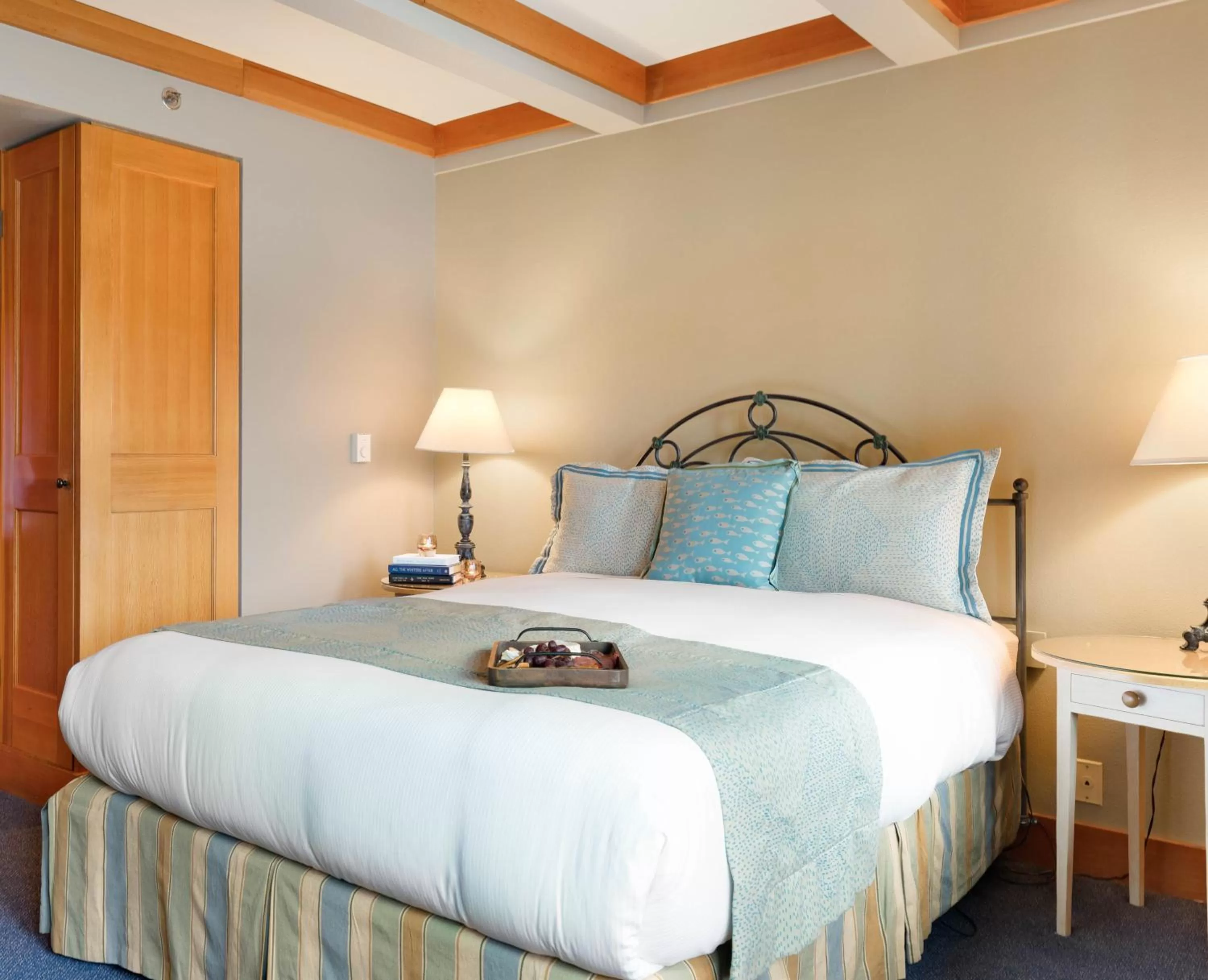 Bed in La Conner Channel Lodge