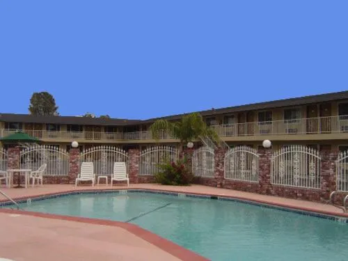 Swimming pool in Sunset Inn Lake Oroville